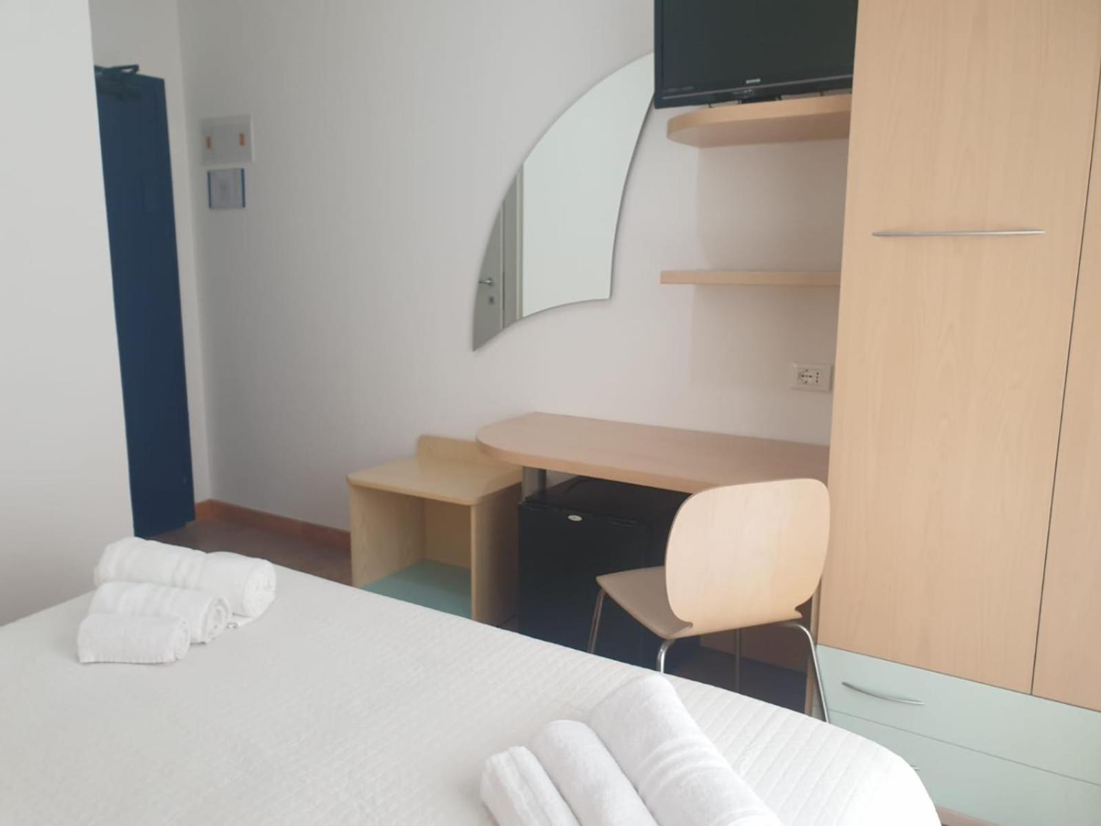 Double or Twin Room with Balcony - Photo 8