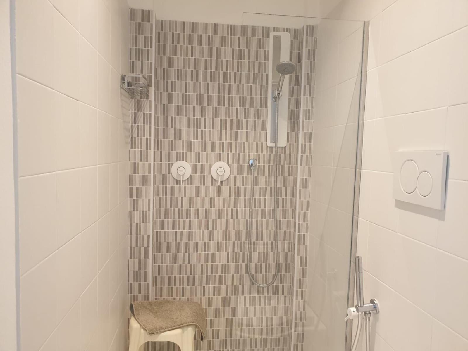 Double or Twin Room with Balcony - Photo 11