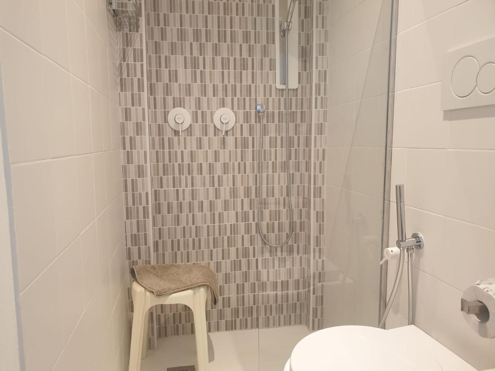 Double or Twin Room with Balcony - Photo 12