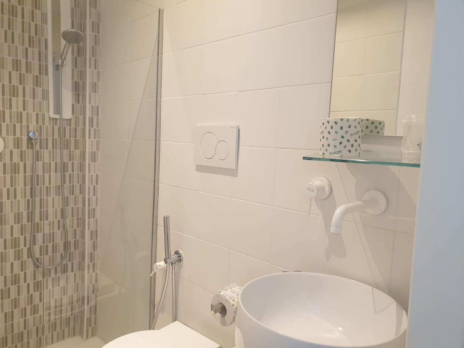 Double or Twin Room with Balcony - Photo 14