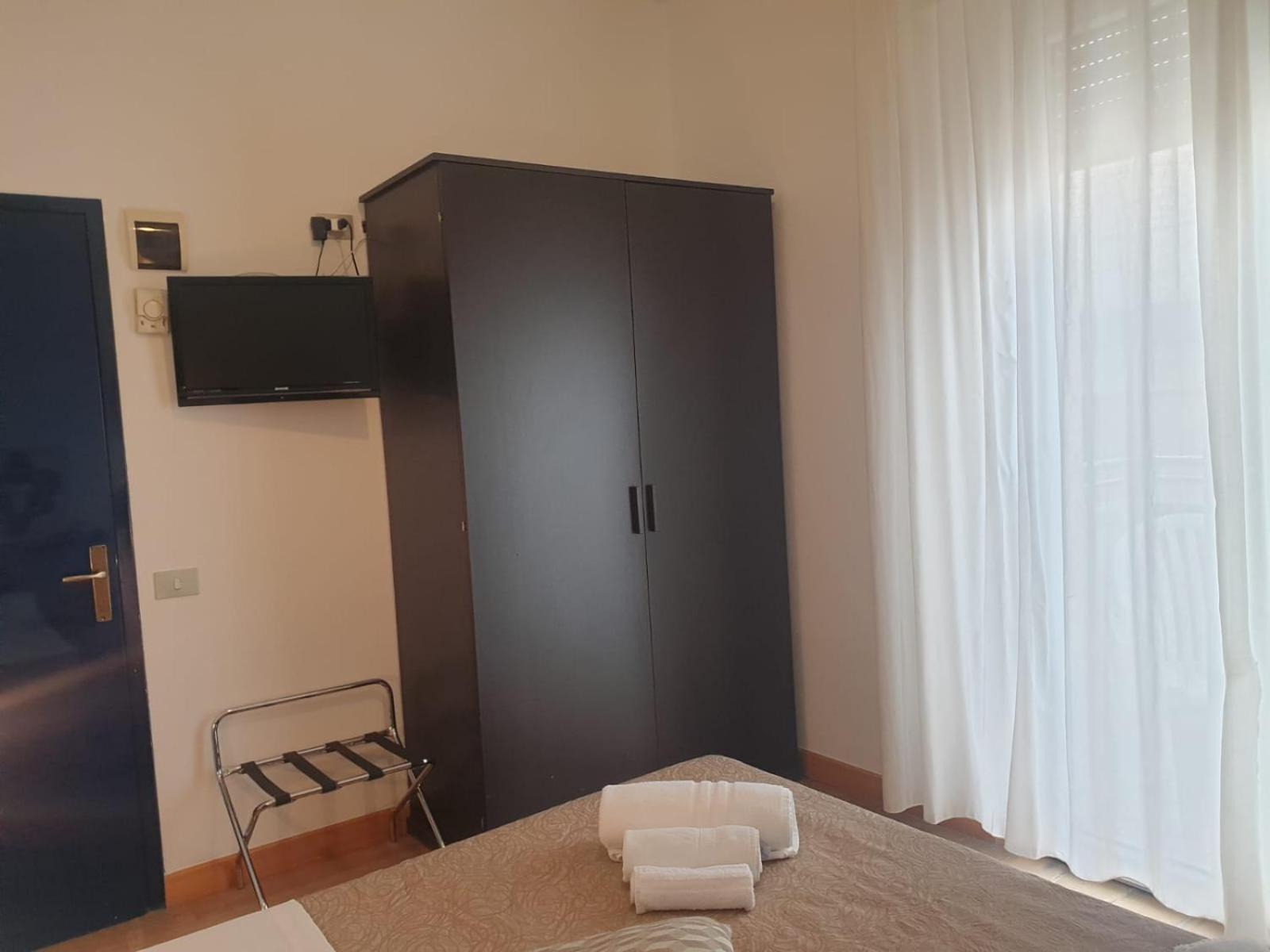 Double or Twin Room with Shower - Photo 2