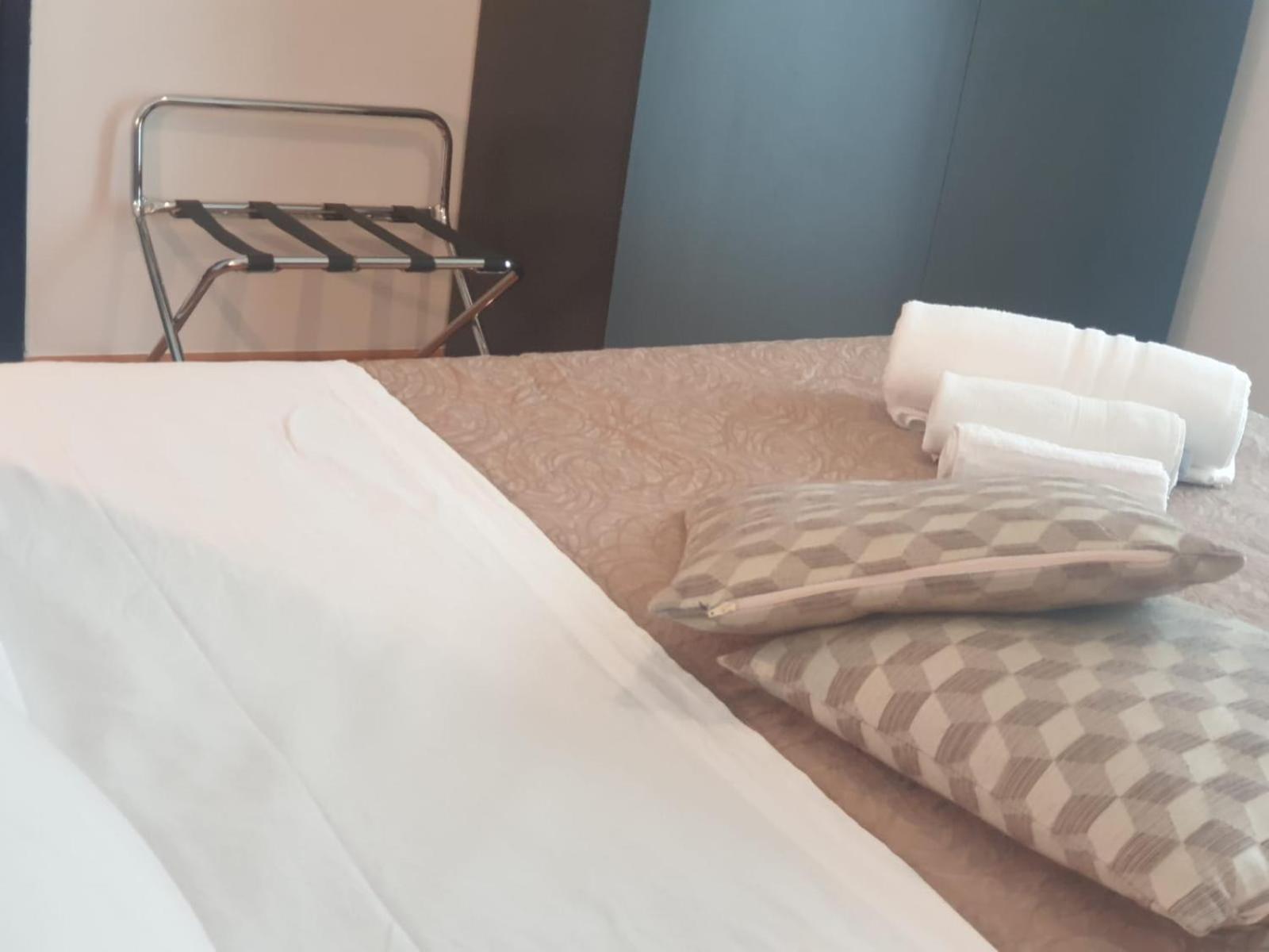 Double or Twin Room with Shower - Photo 3