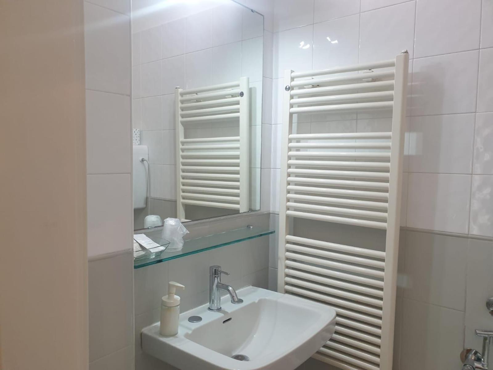 Double or Twin Room with Shower - Photo 9