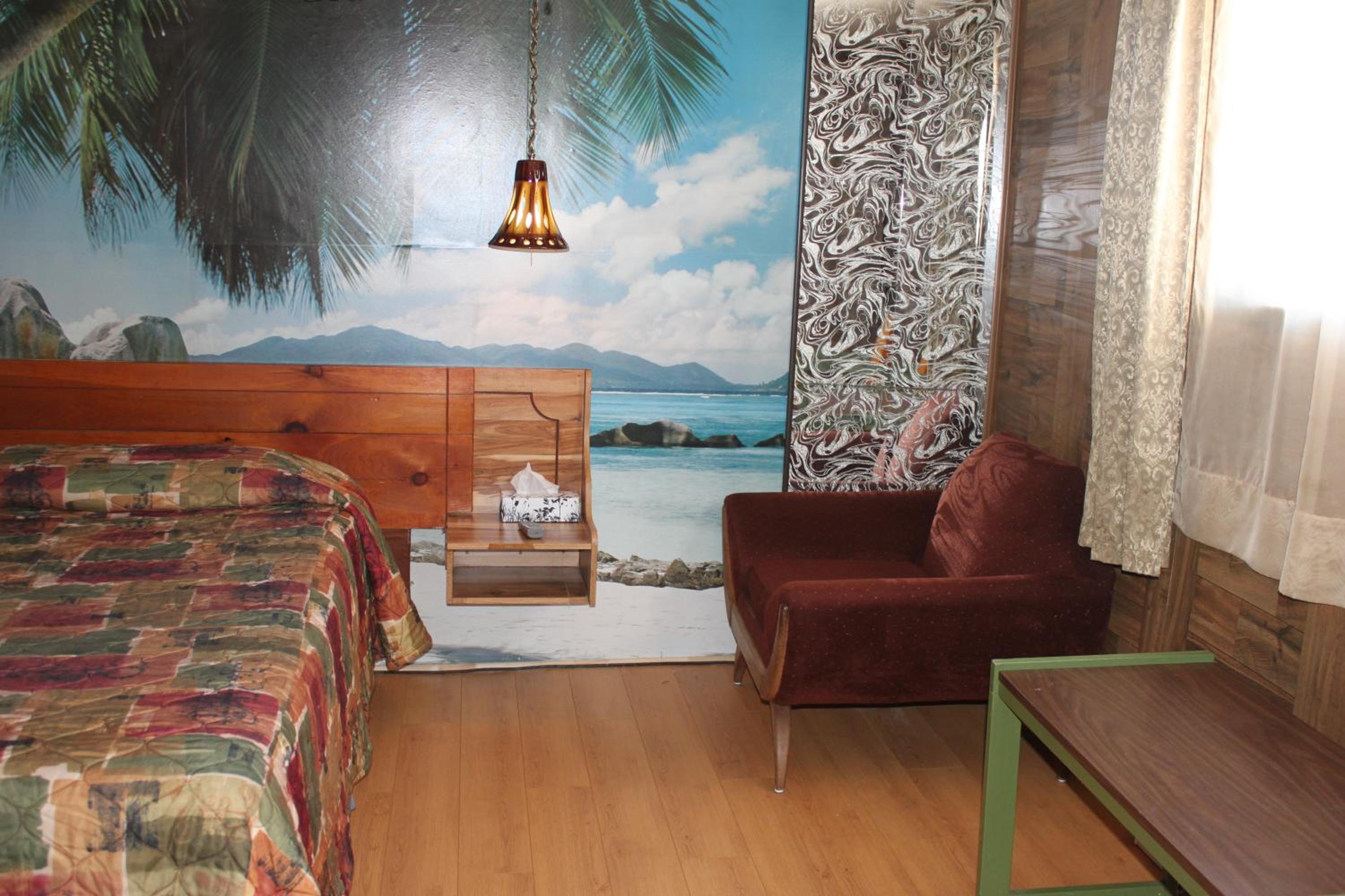 Queen Room - Non-Smoking photo 3