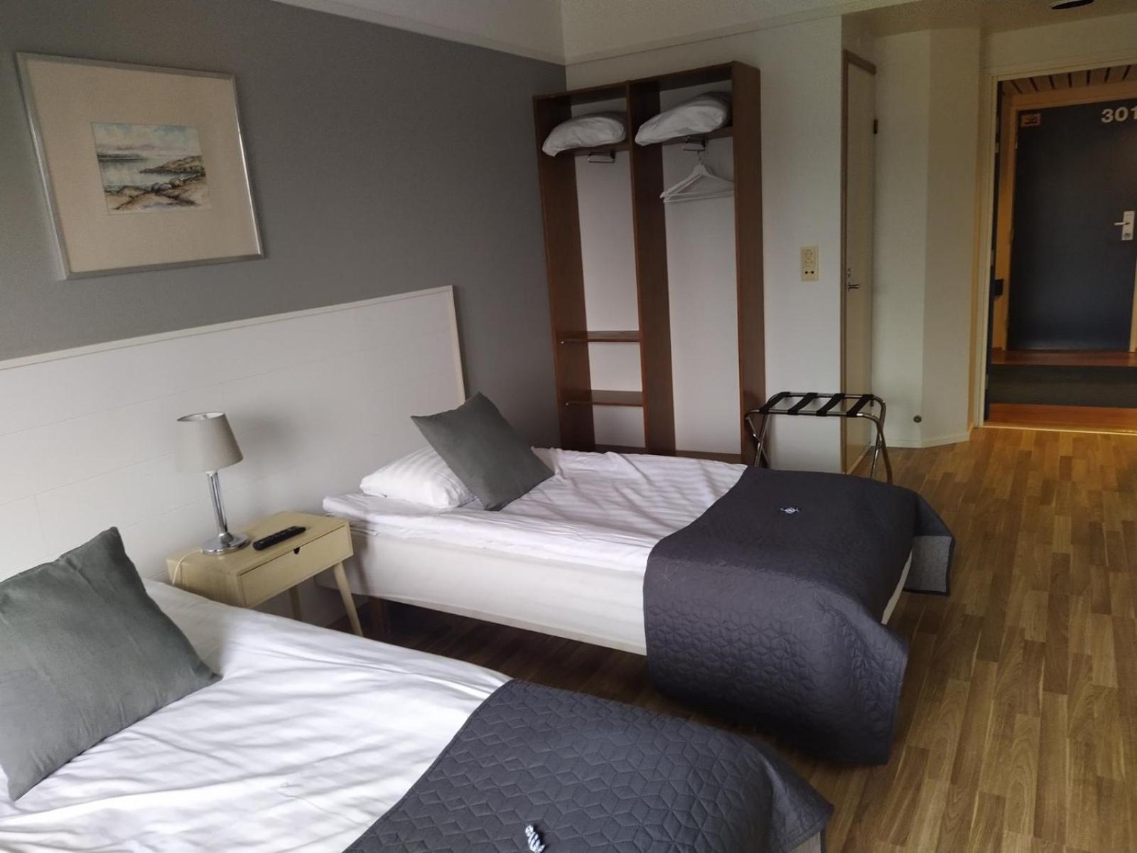 Twin Room with Sea View - Photo 3