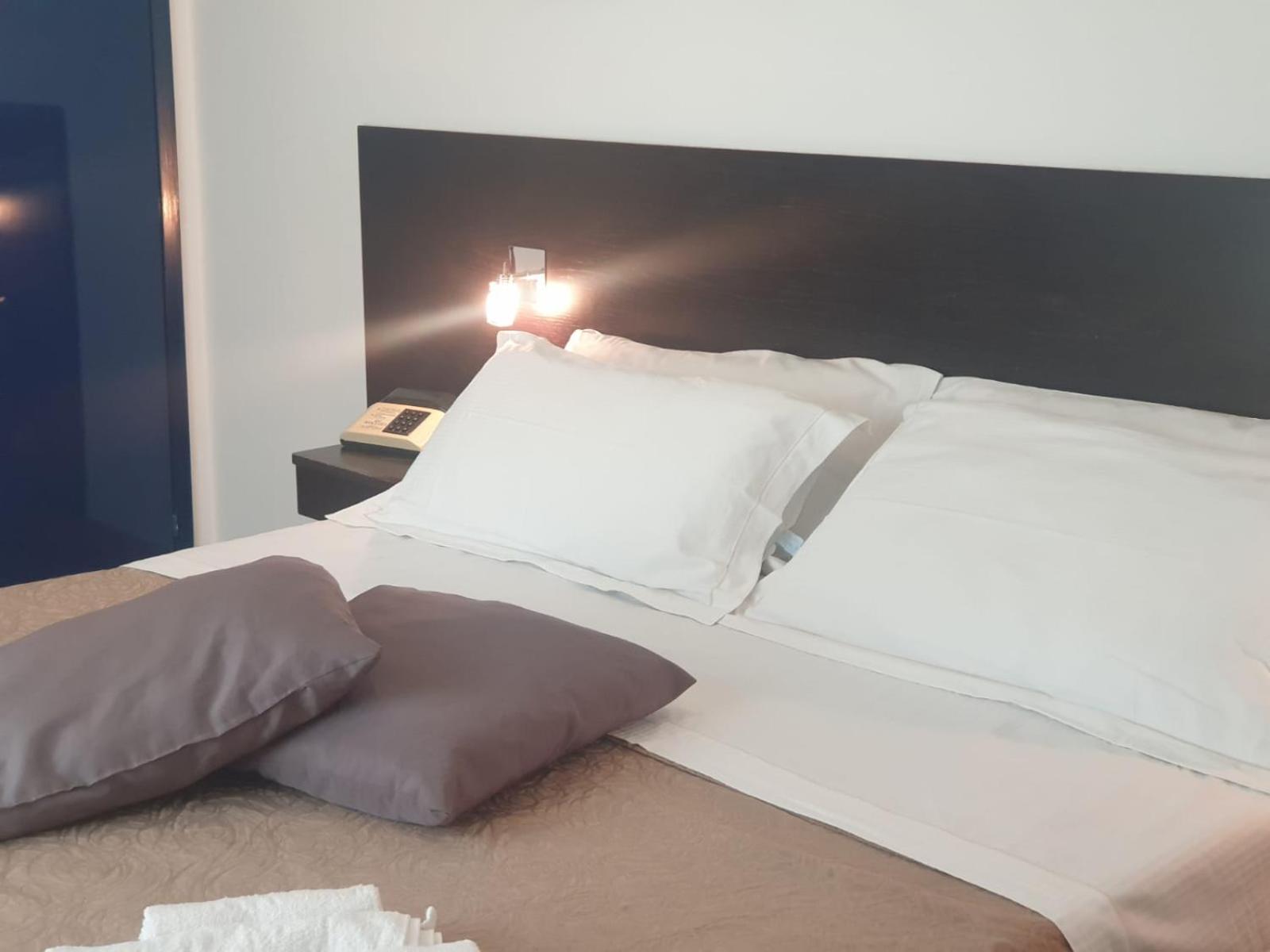 Standard Twin Room - Photo 1