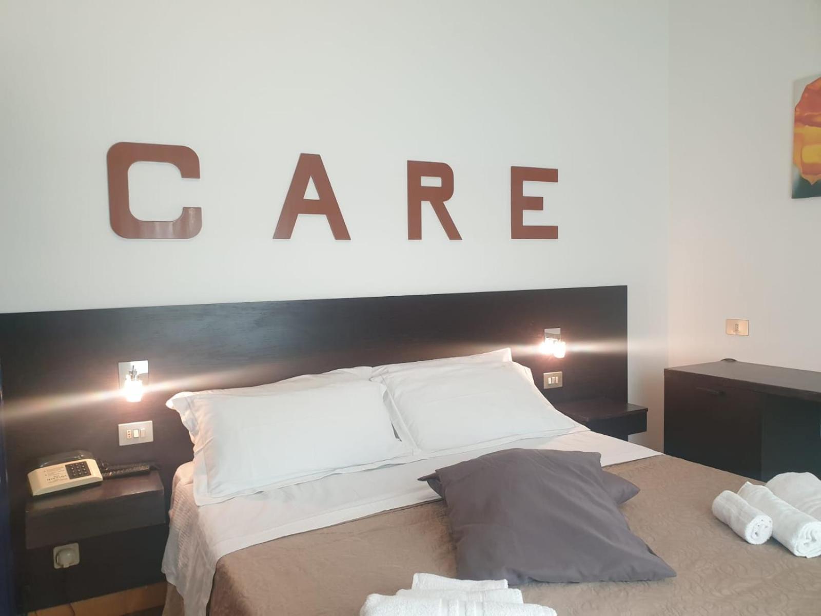 Standard Twin Room - Photo 4