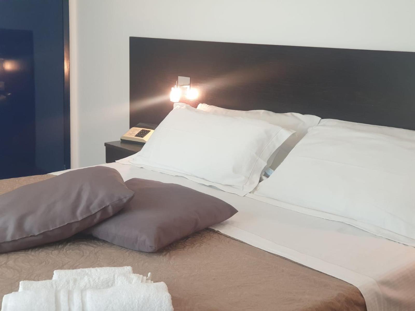 Standard Twin Room - Photo 7