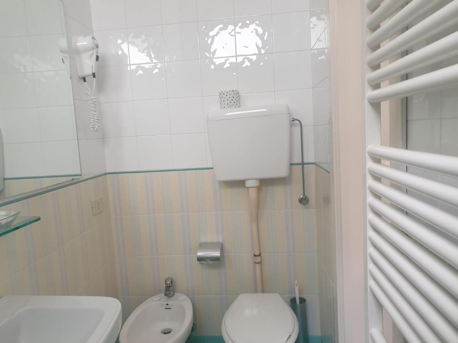 Standard Twin Room - Photo 11