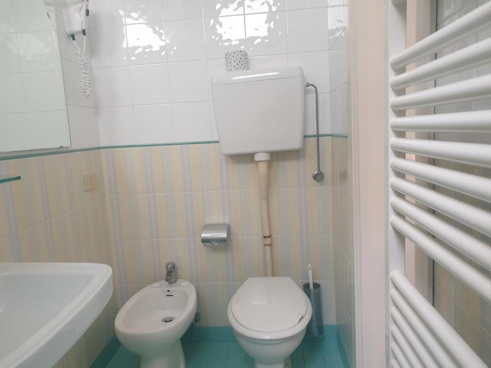 Standard Twin Room - Photo 12