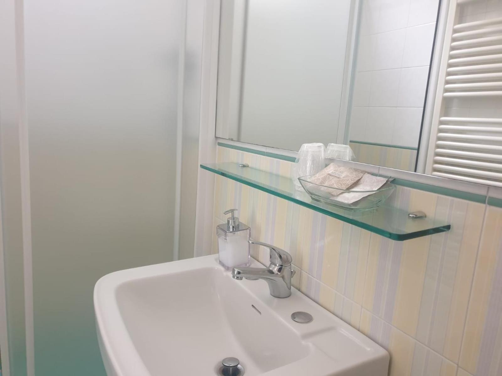 Standard Twin Room - Photo 13