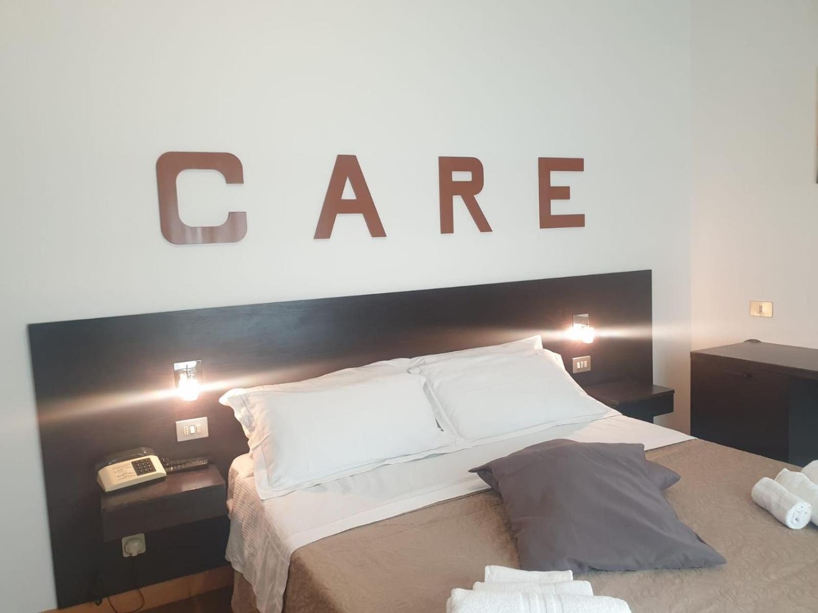 Standard Twin Room - Photo 9