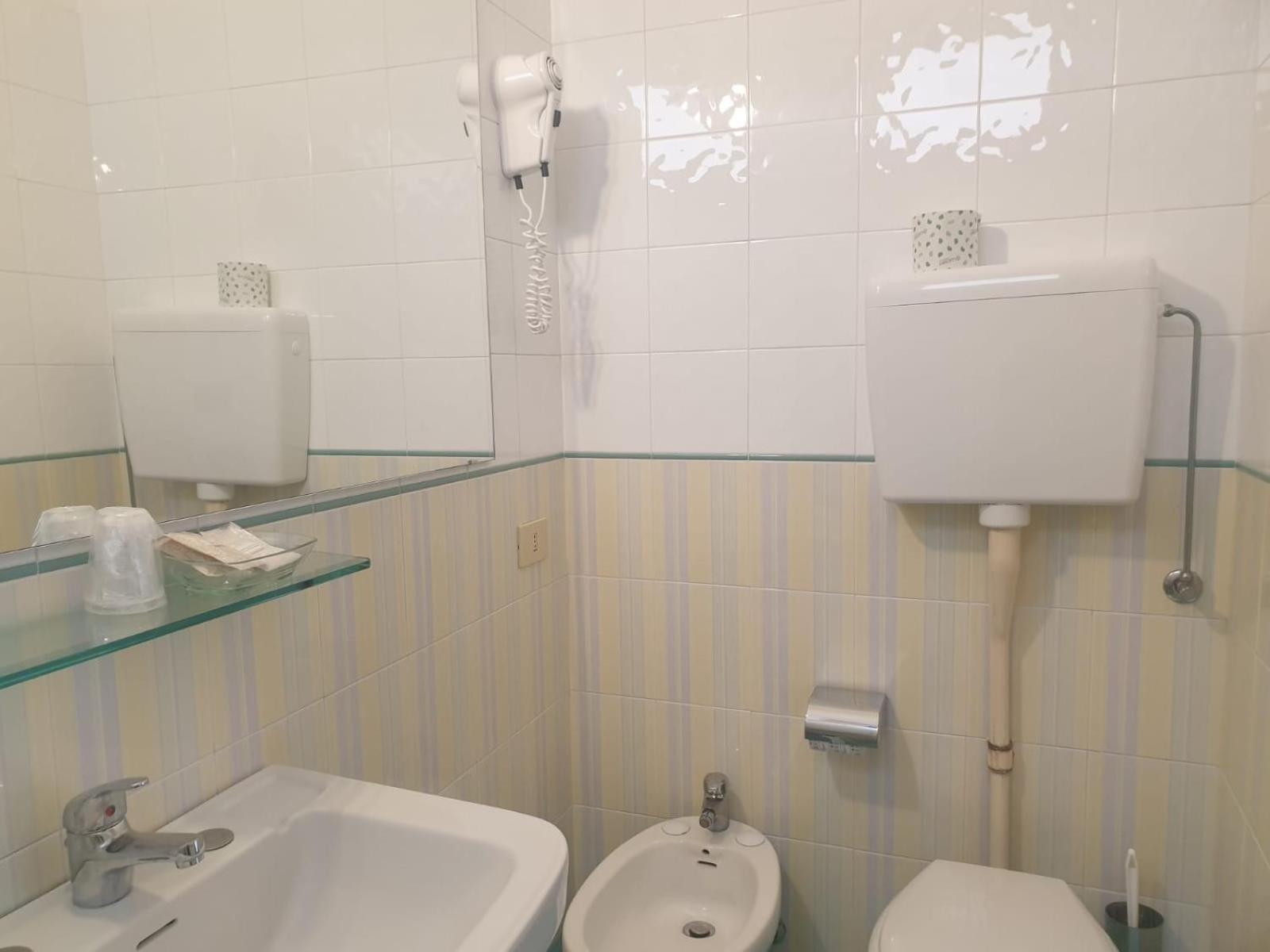 Standard Twin Room - Photo 14