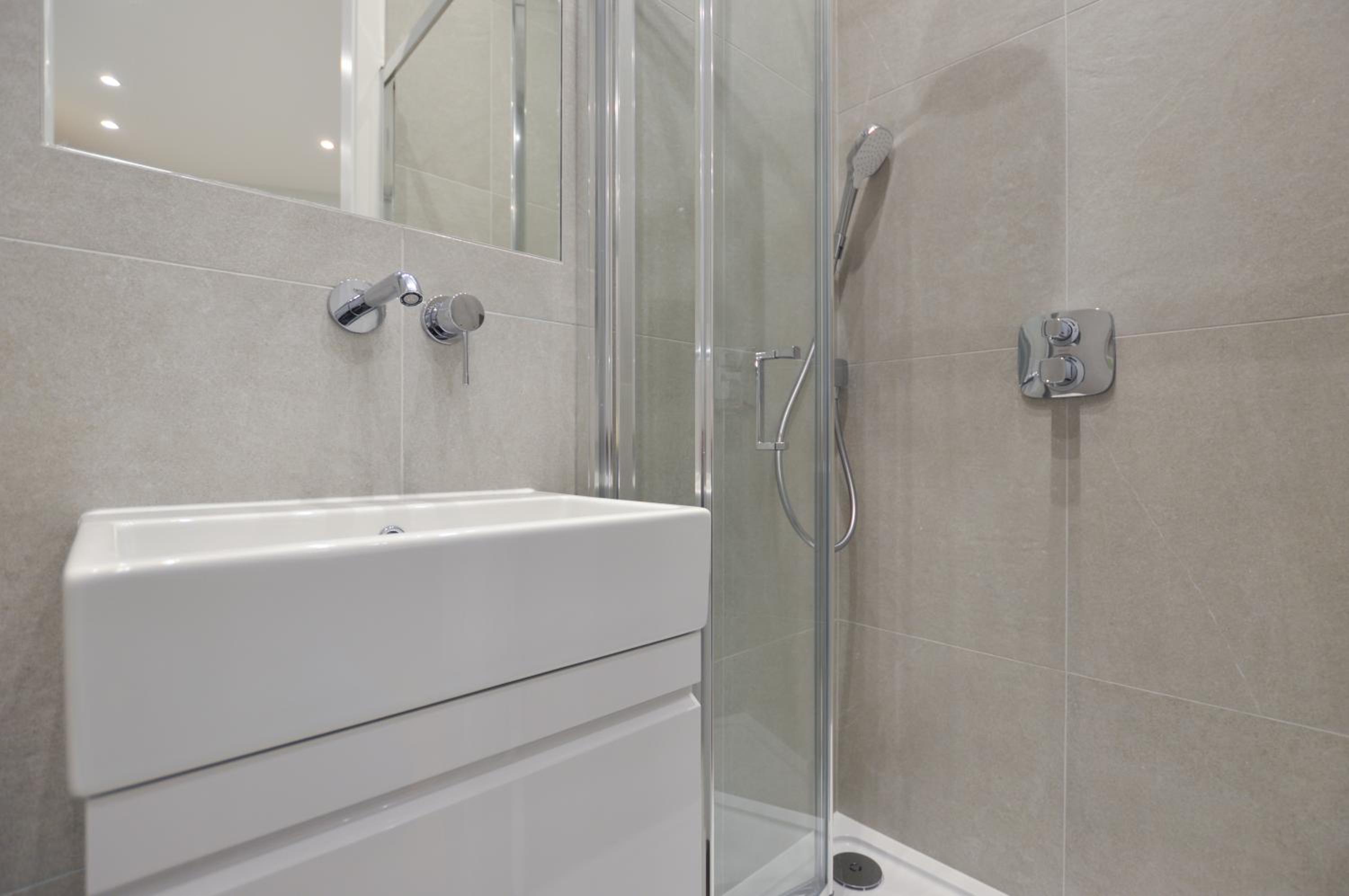 Lower Ground Floor Studio Apartment photo 3