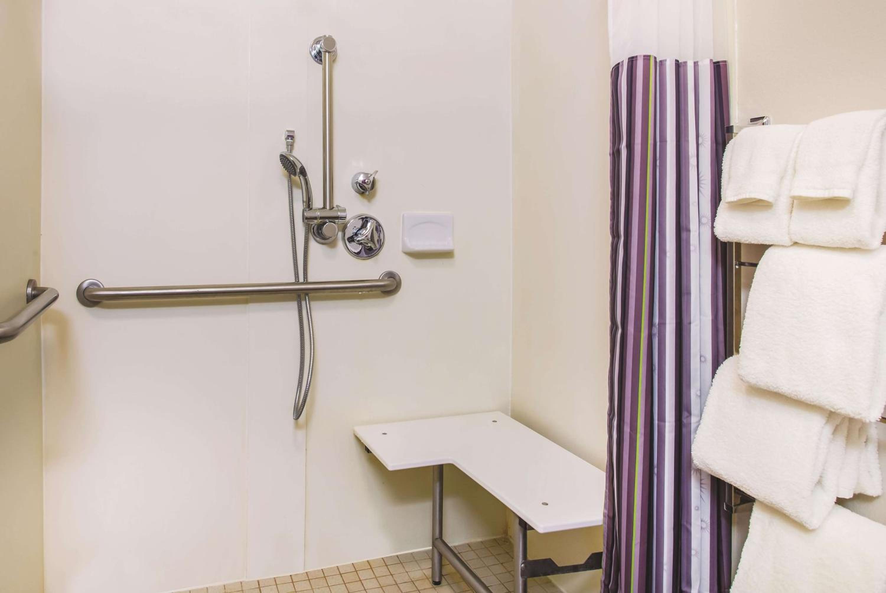 King Room - Disability Access - Photo 5