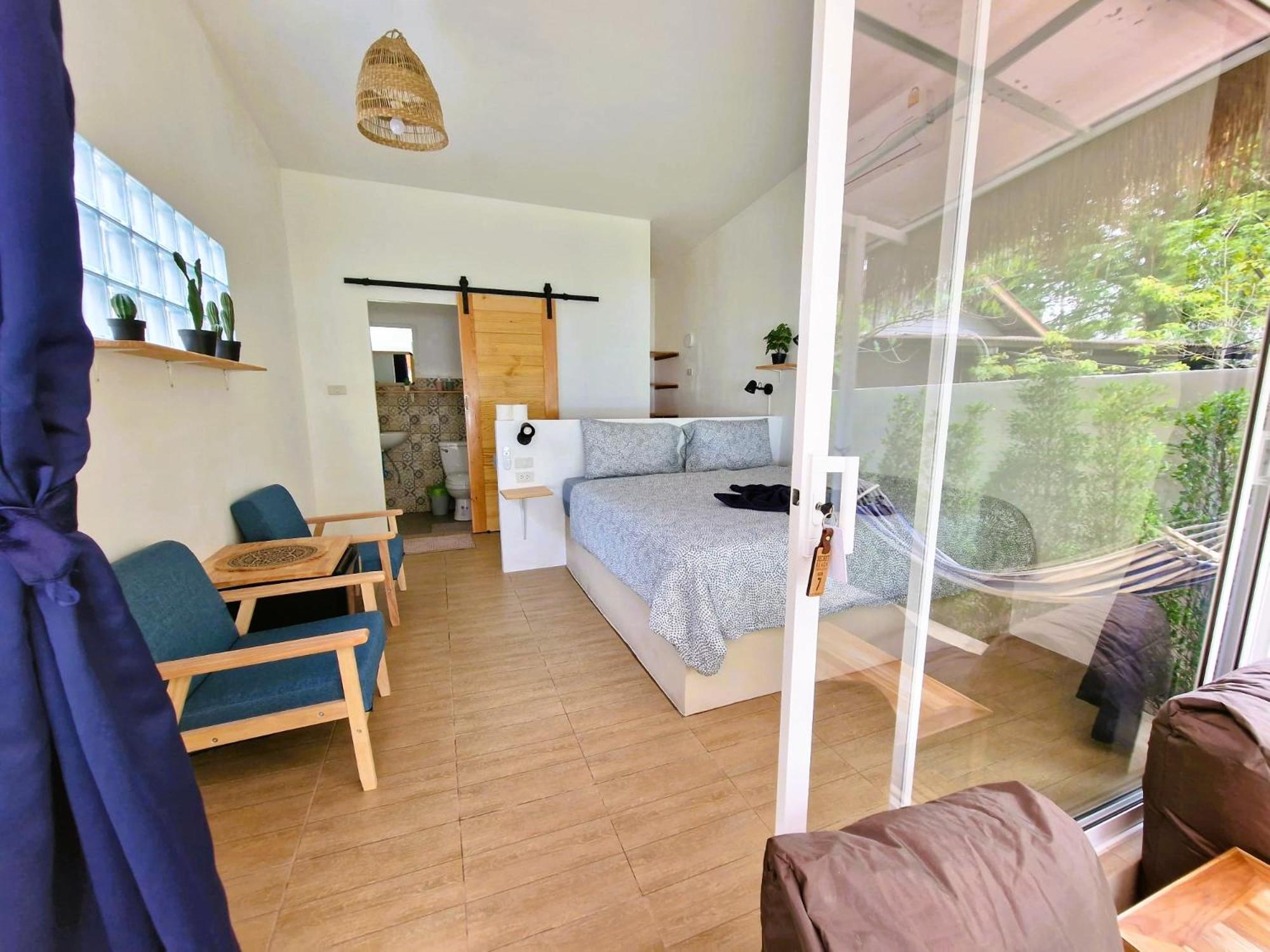 Superior Beach Front Bungalow - Photo 5