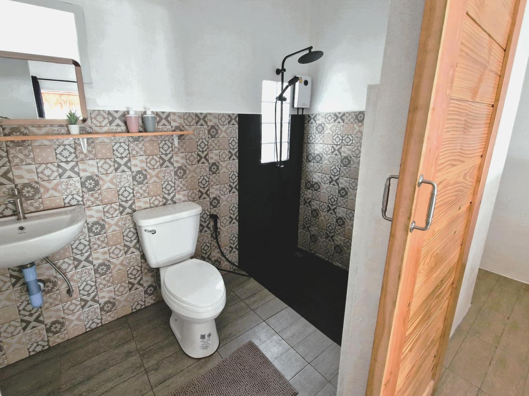 Superior Beach Front Bungalow - Photo 4