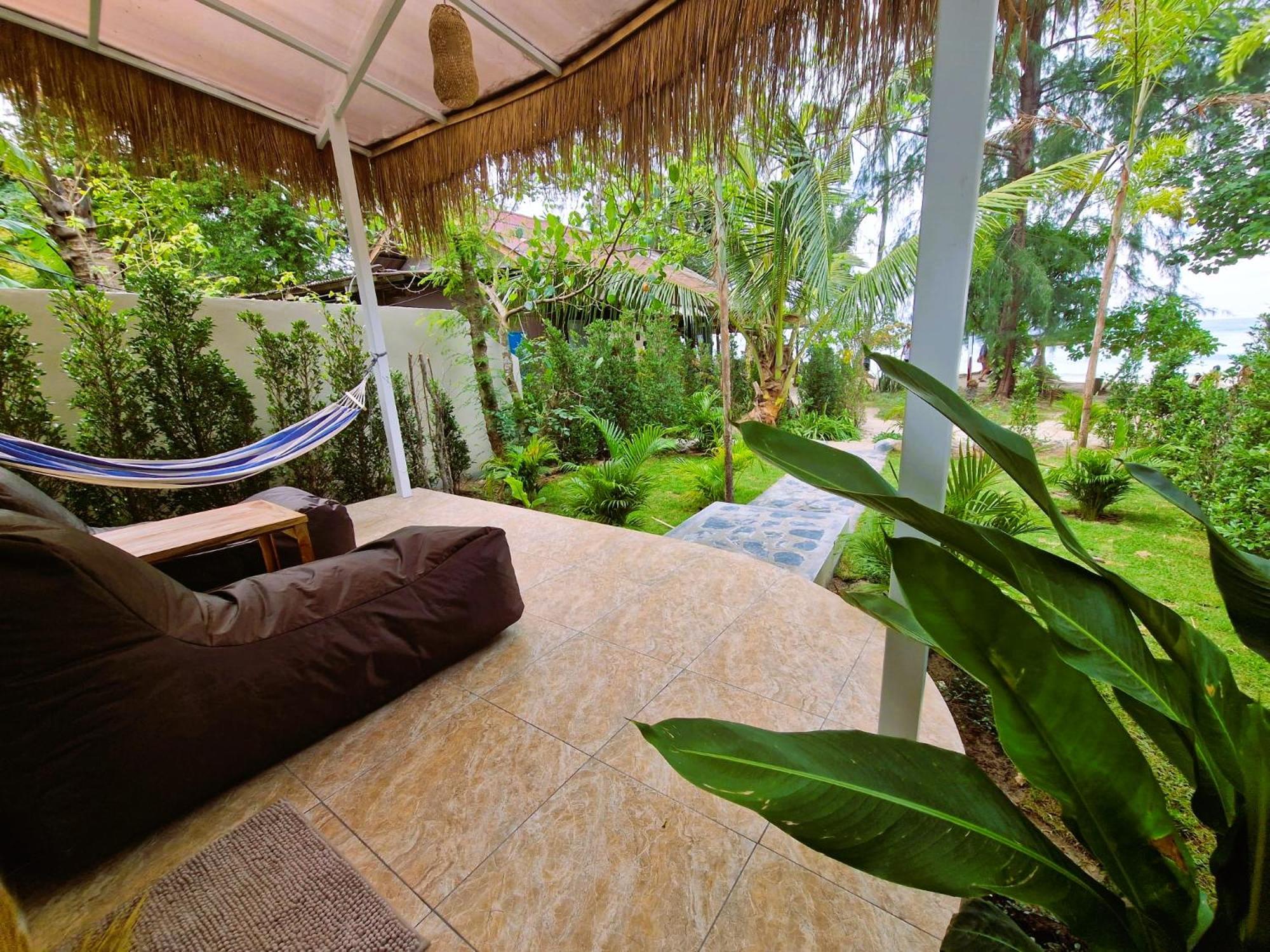Superior Beach Front Bungalow - Photo 9