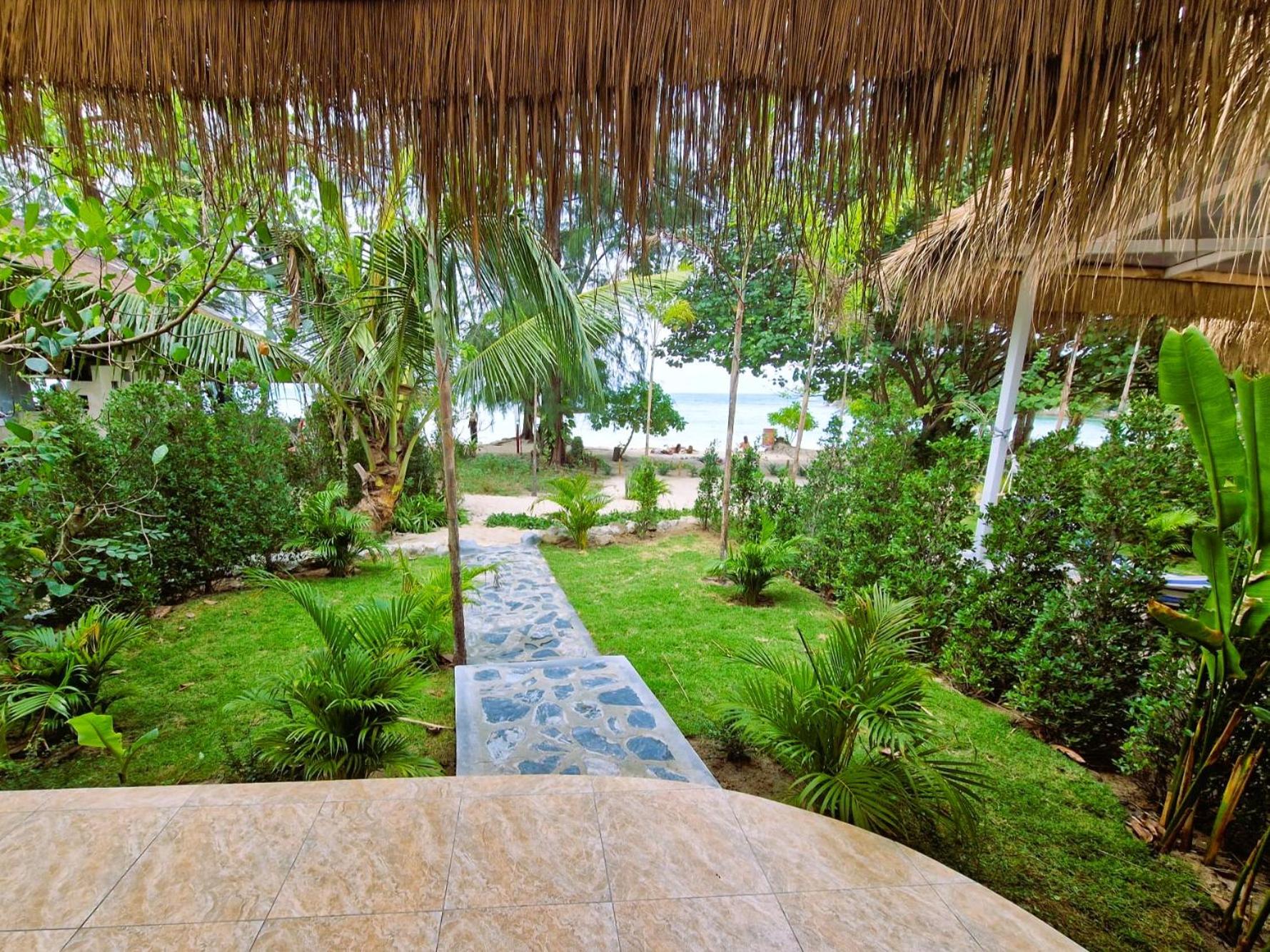 Superior Beach Front Bungalow - Photo 8