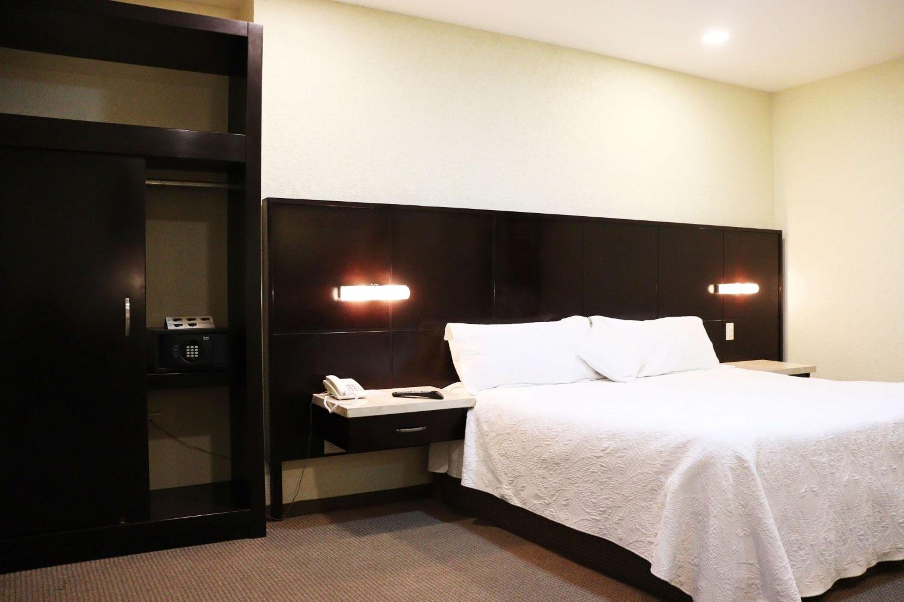 King Room - Non-Smoking - Photo 2