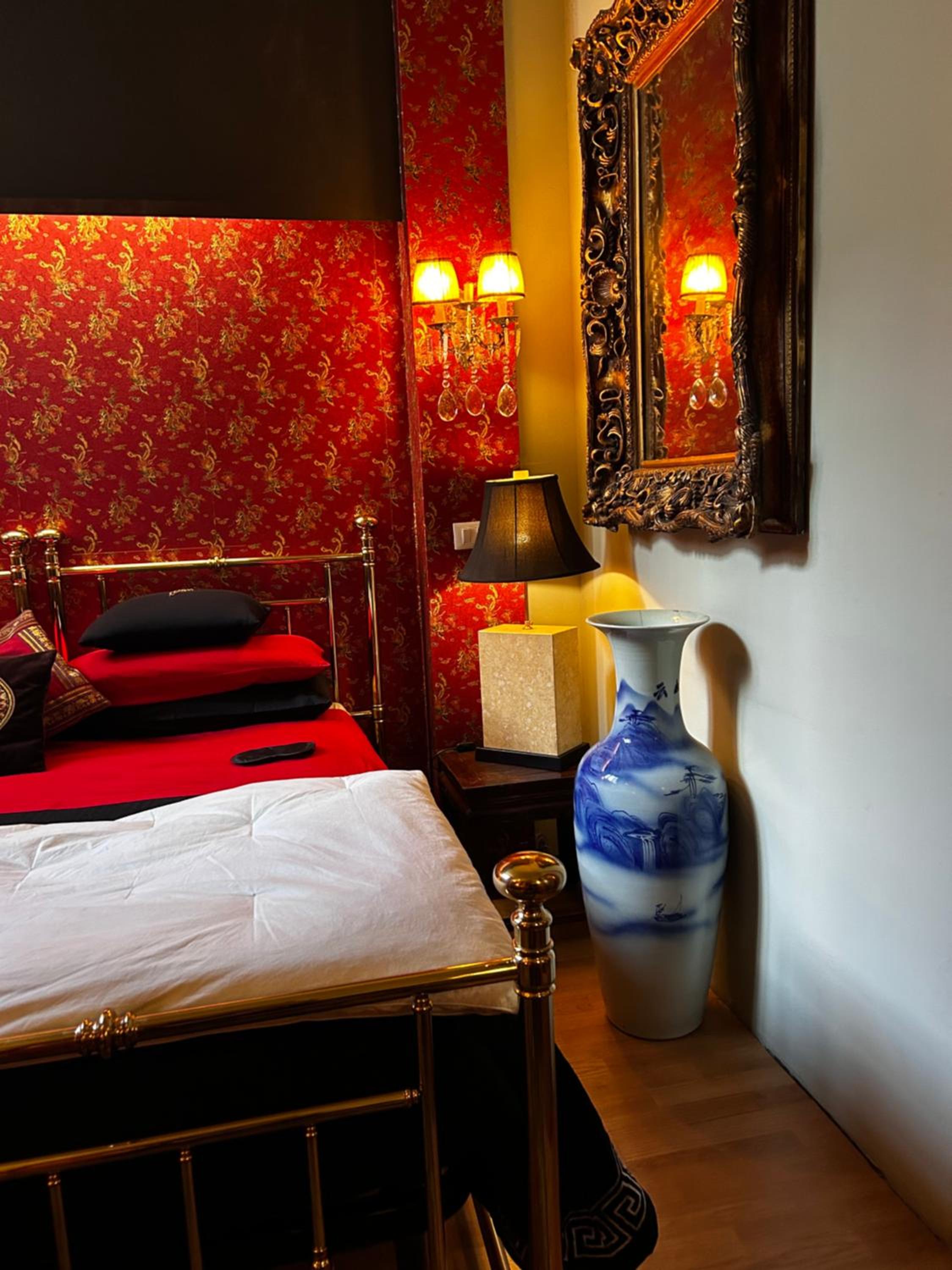 Deluxe King Room - Photo 10