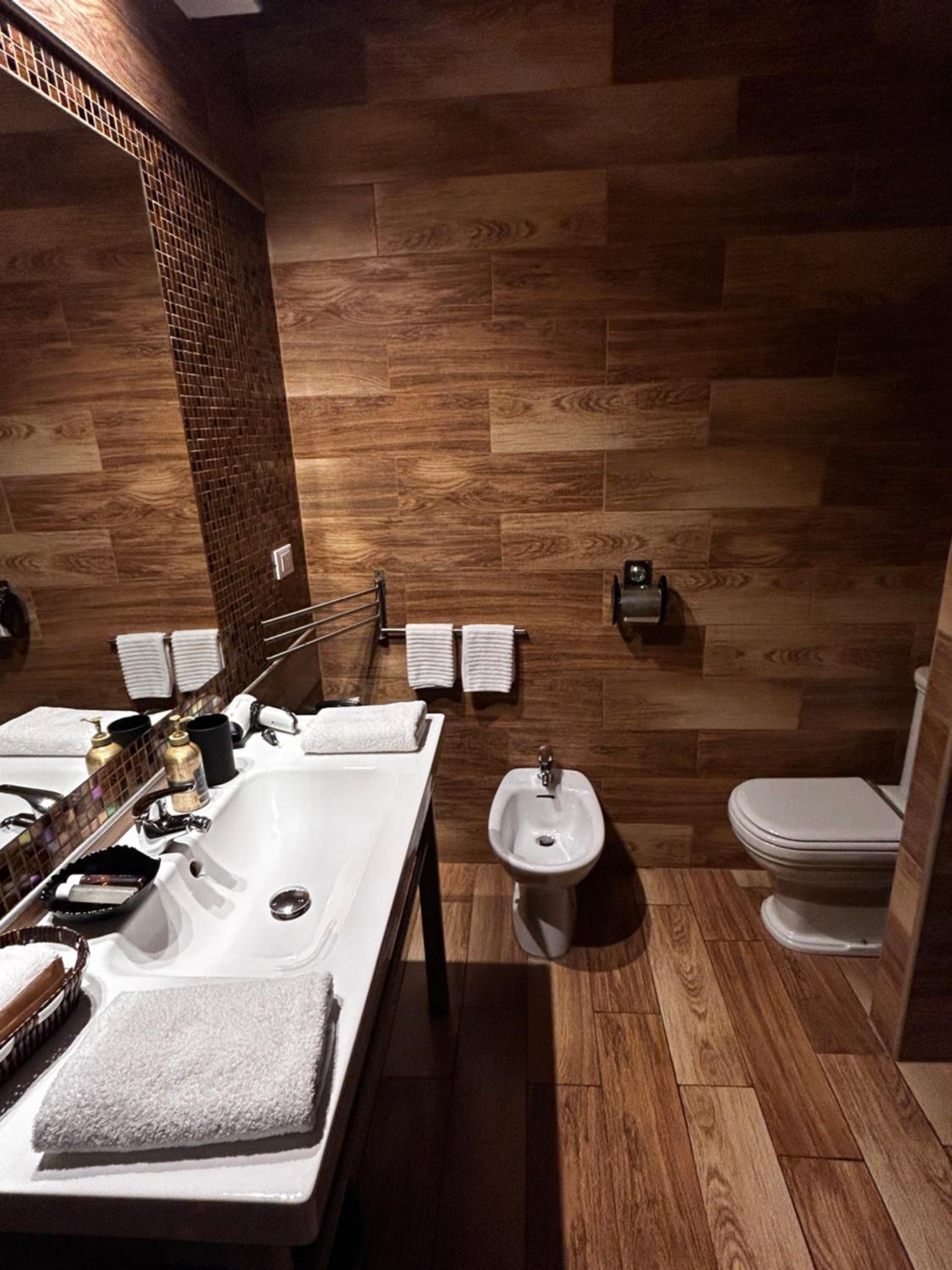 Deluxe King Room - Photo 9