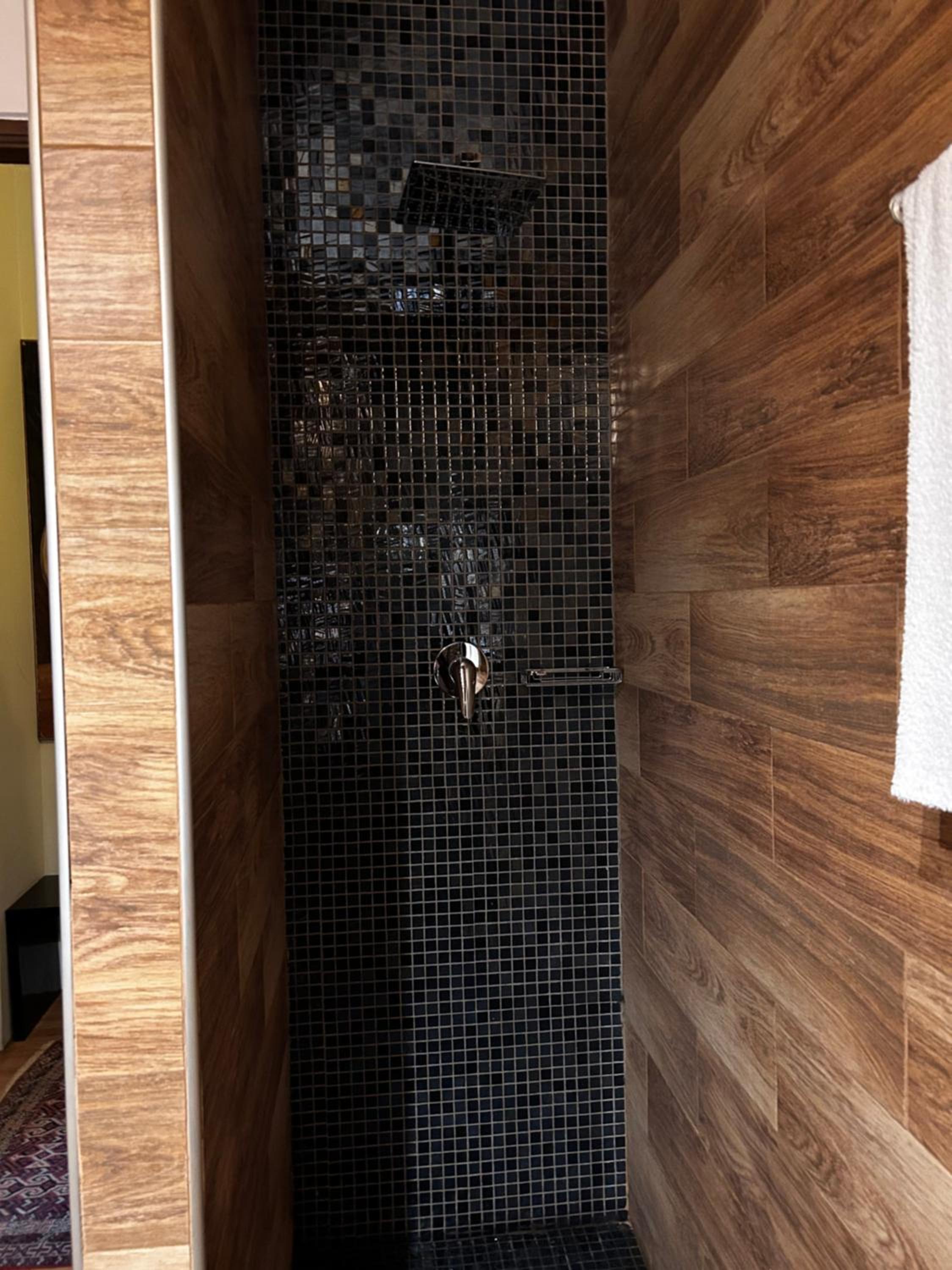 Deluxe King Room - Photo 8