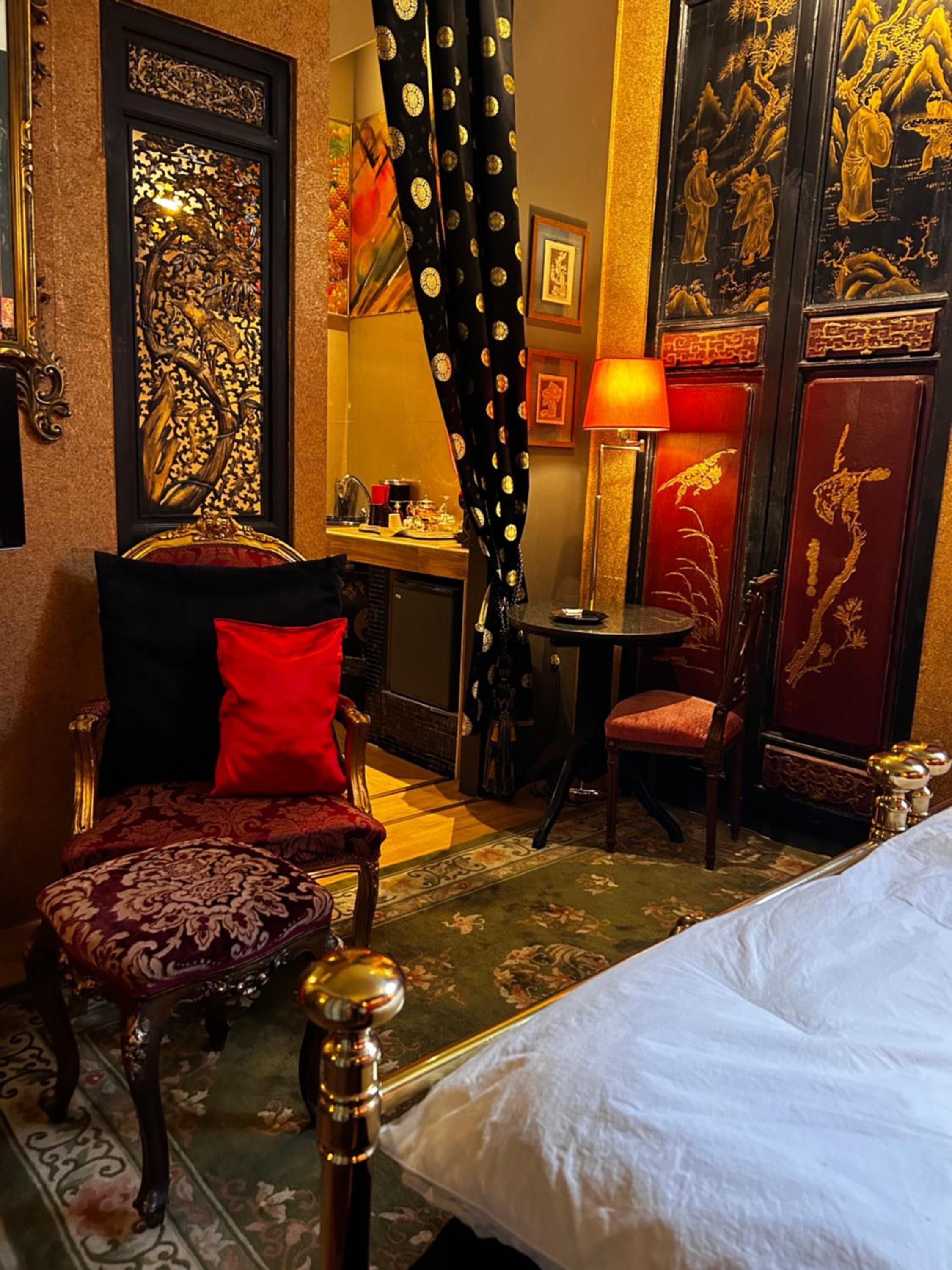 Deluxe King Room - Photo 7