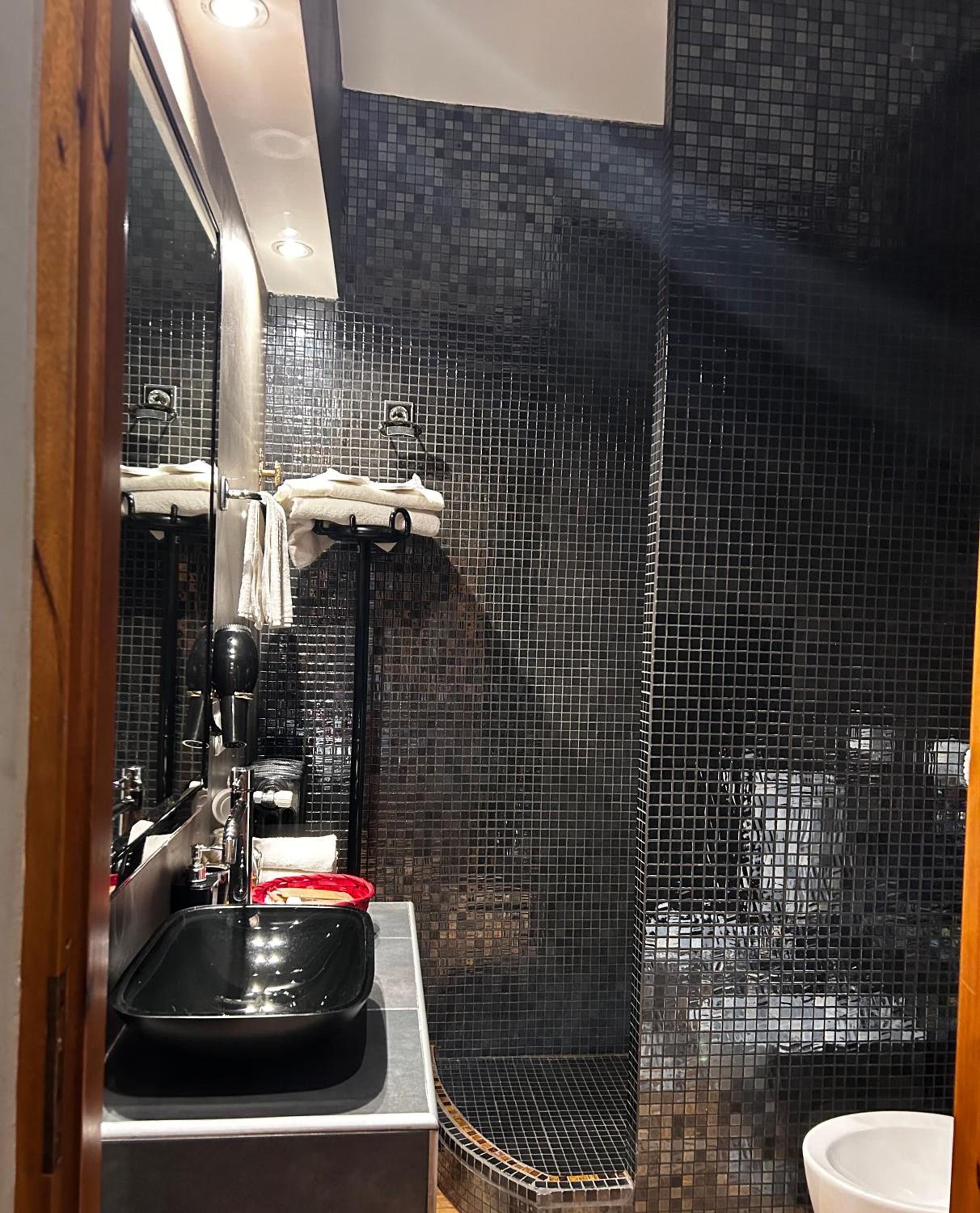Deluxe Room - Photo 10