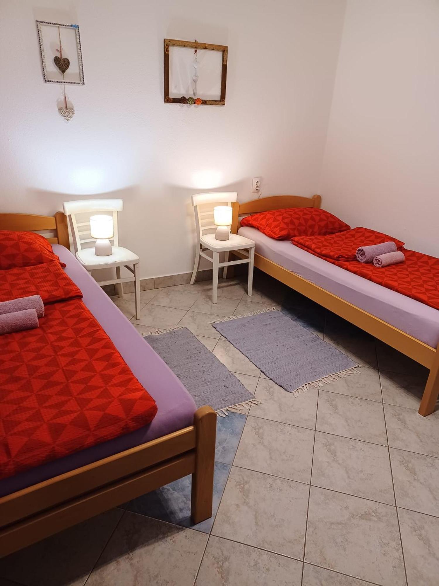 Twin Room with Private External Bathroom - Photo 7