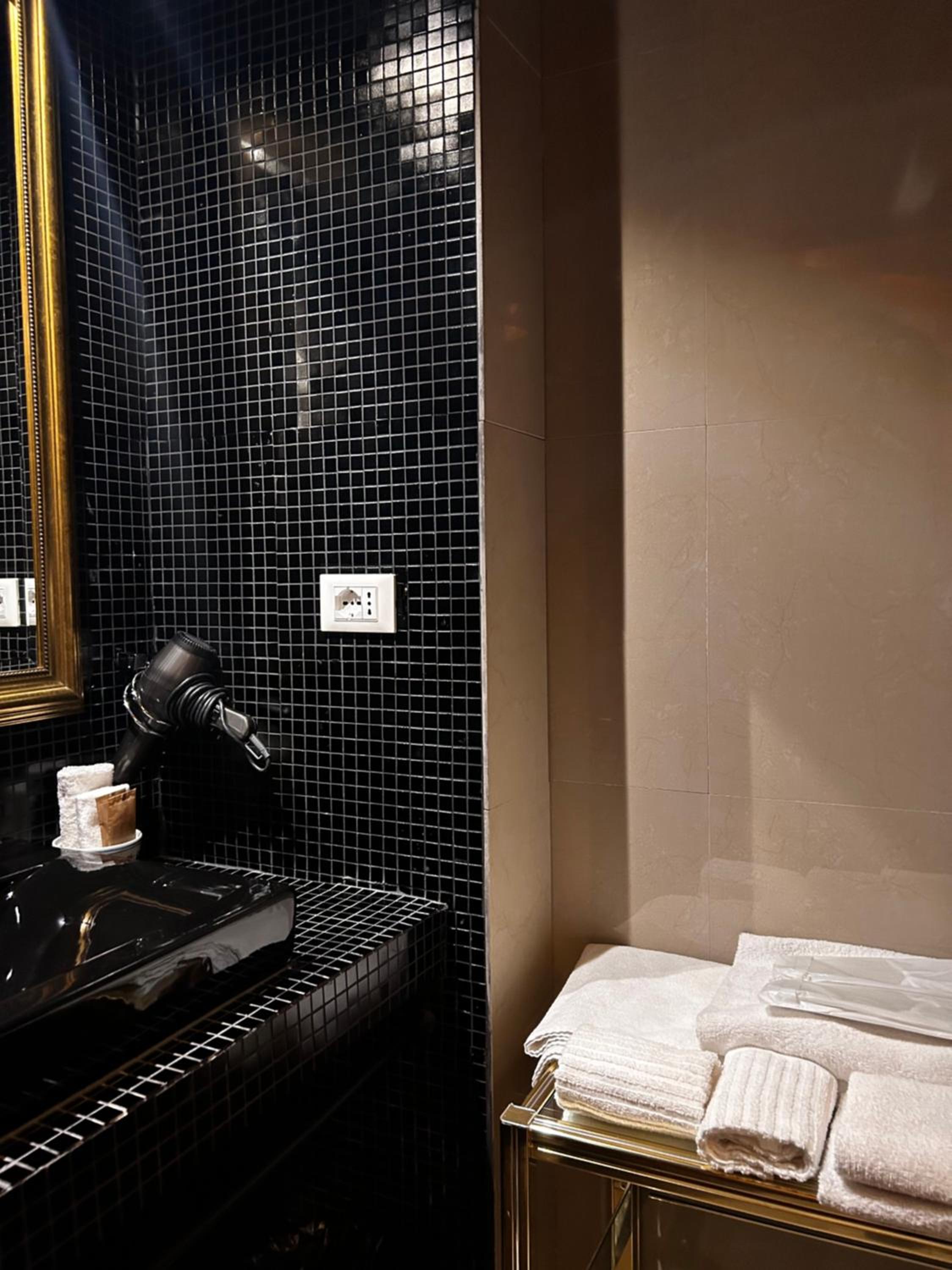 Deluxe Queen Room - Photo 10