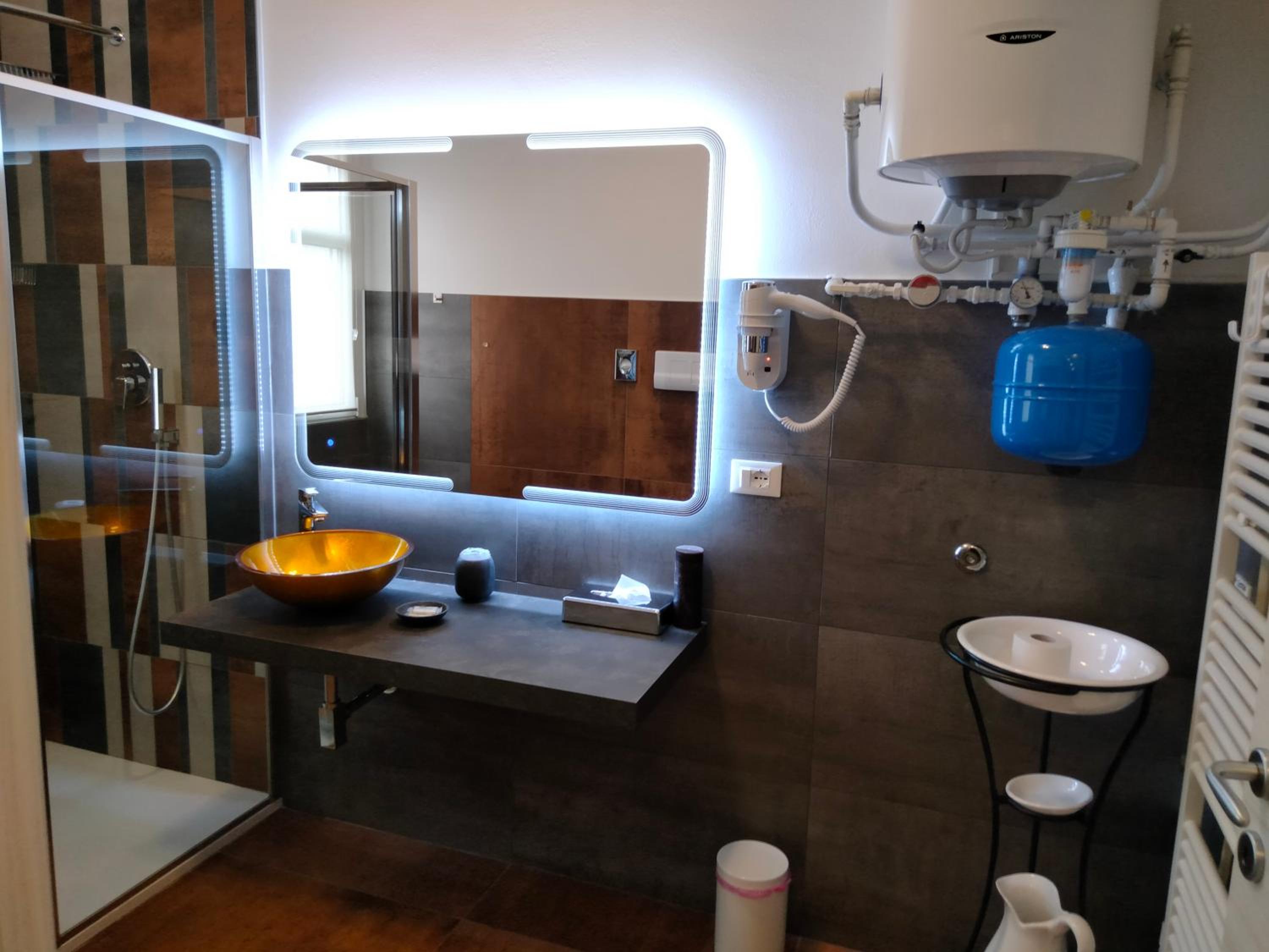 Double or Twin Room with Private Bathroom - Photo 12