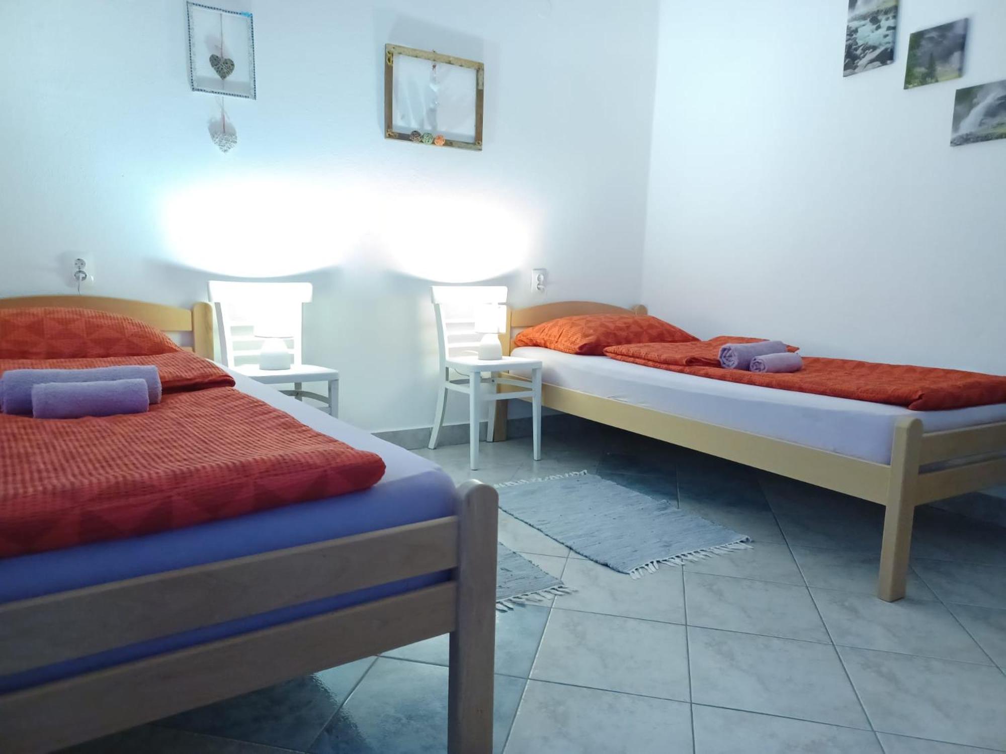 Twin Room with Private External Bathroom - Photo 8