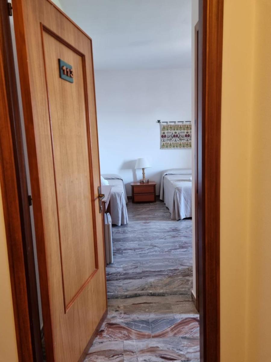 Double or Twin Room with Sea View - Photo 5