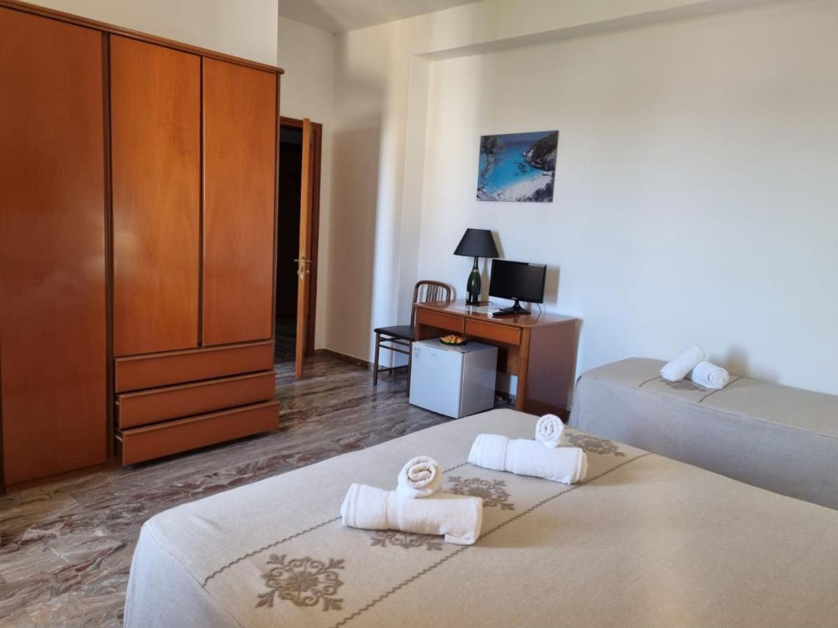 Double or Twin Room with Sea View - Photo 3