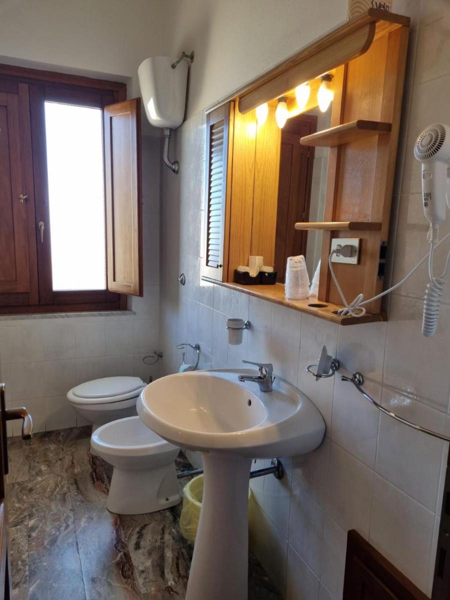 Double or Twin Room with Sea View - Photo 8