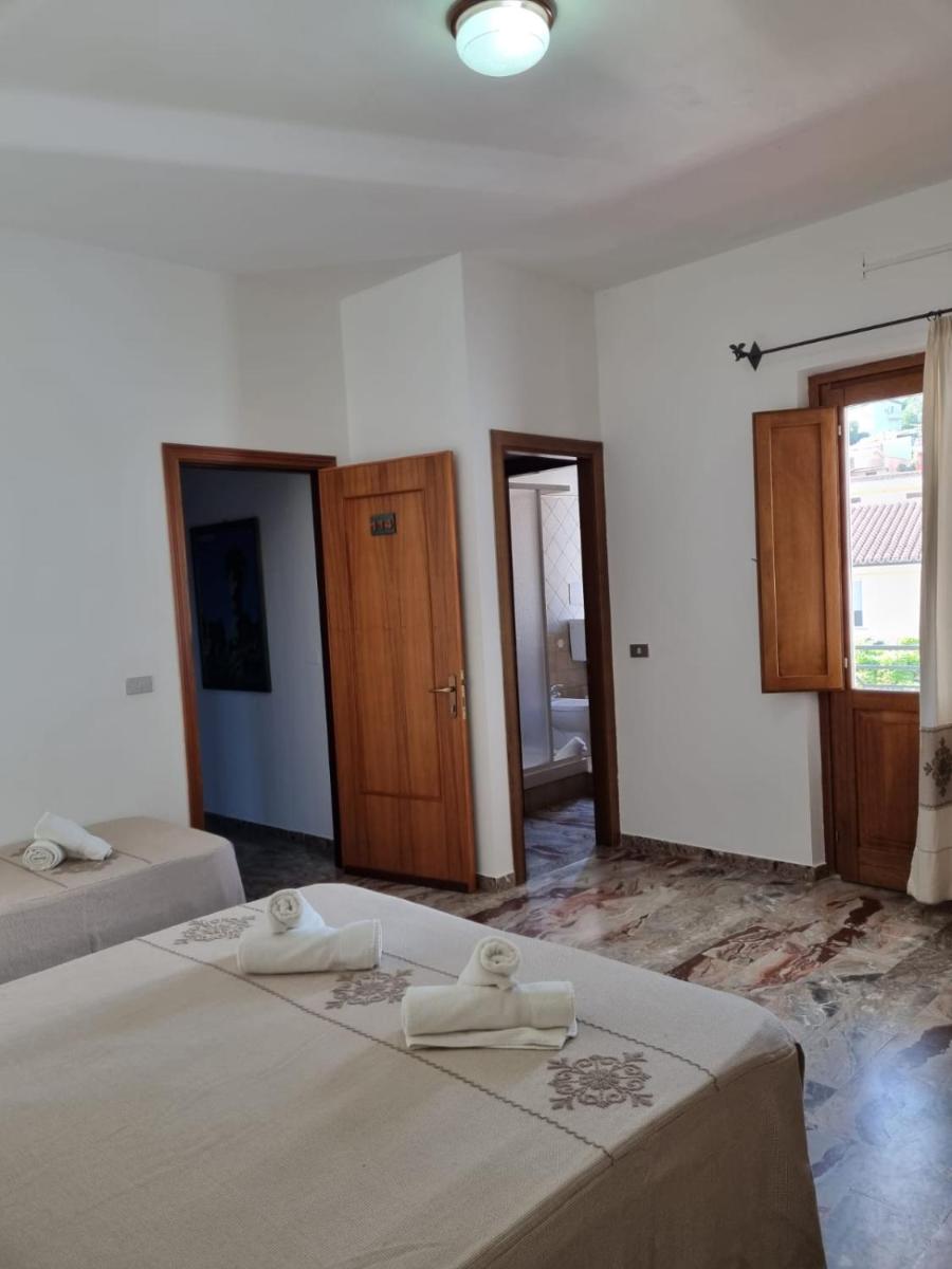 Double or Twin Room with Mountain View - Photo 7