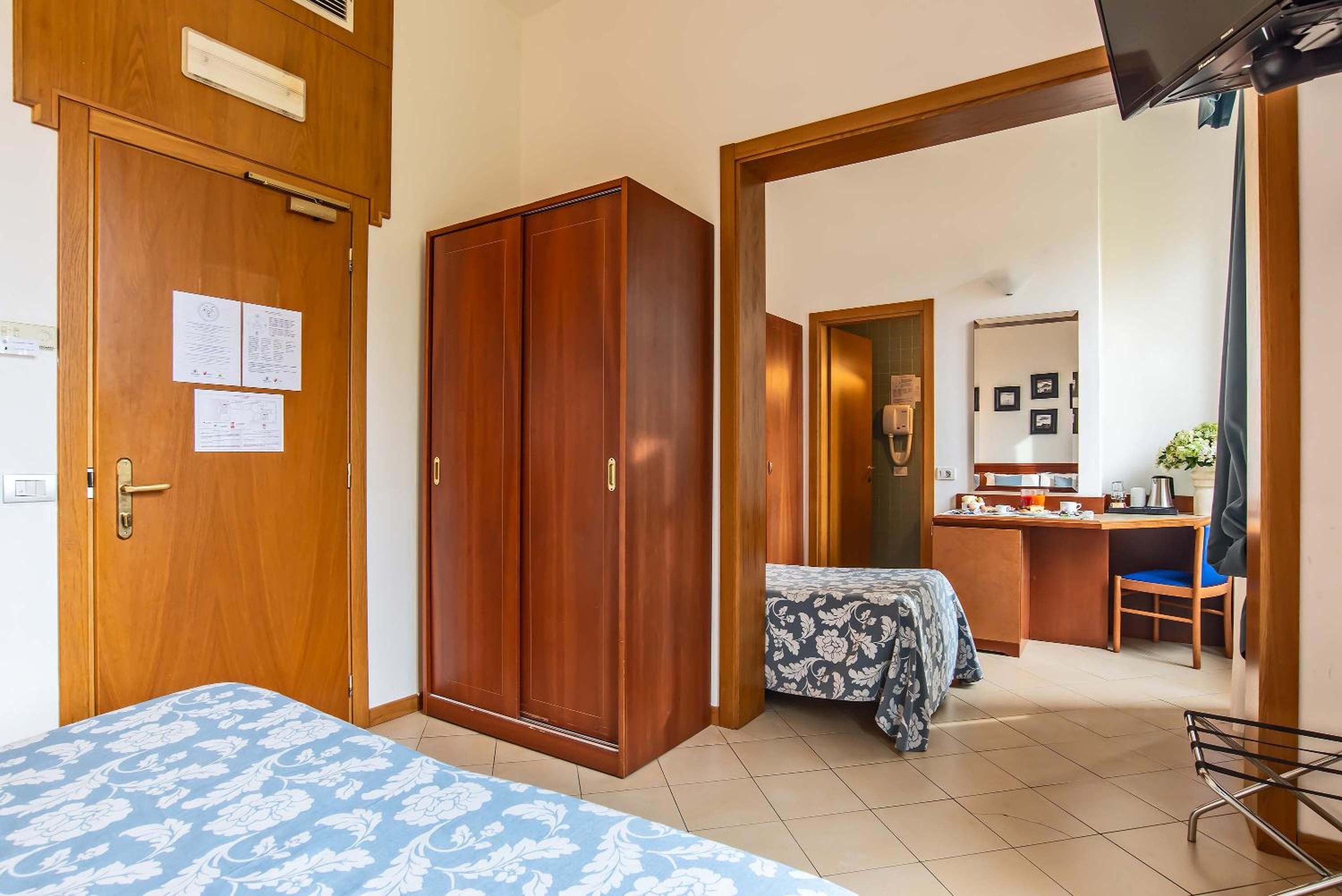 Standard Triple Room thumbnail 5