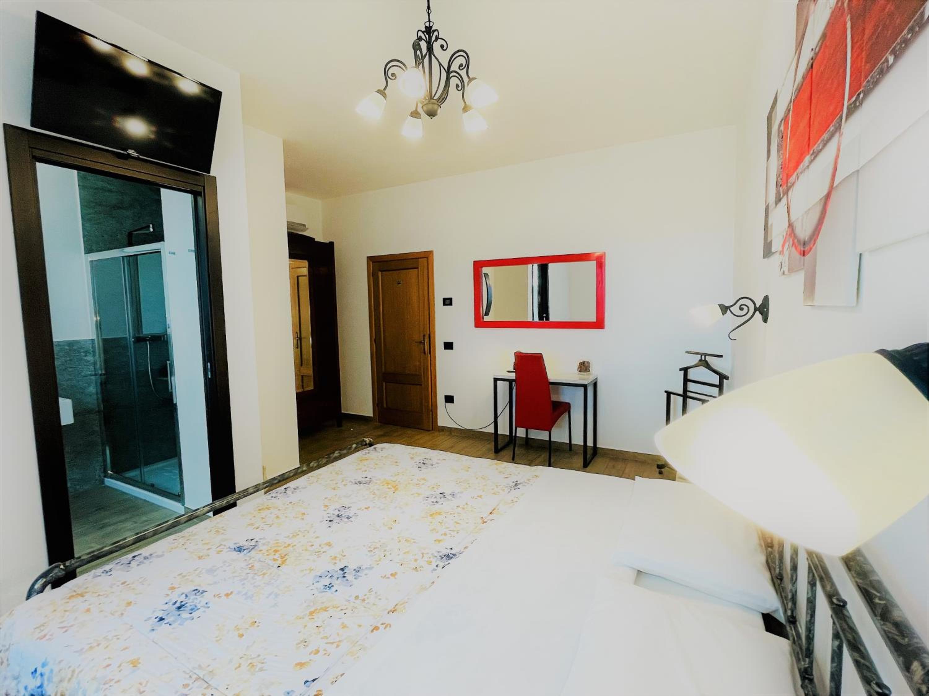 Double Room with Private Bathroom - Photo 2