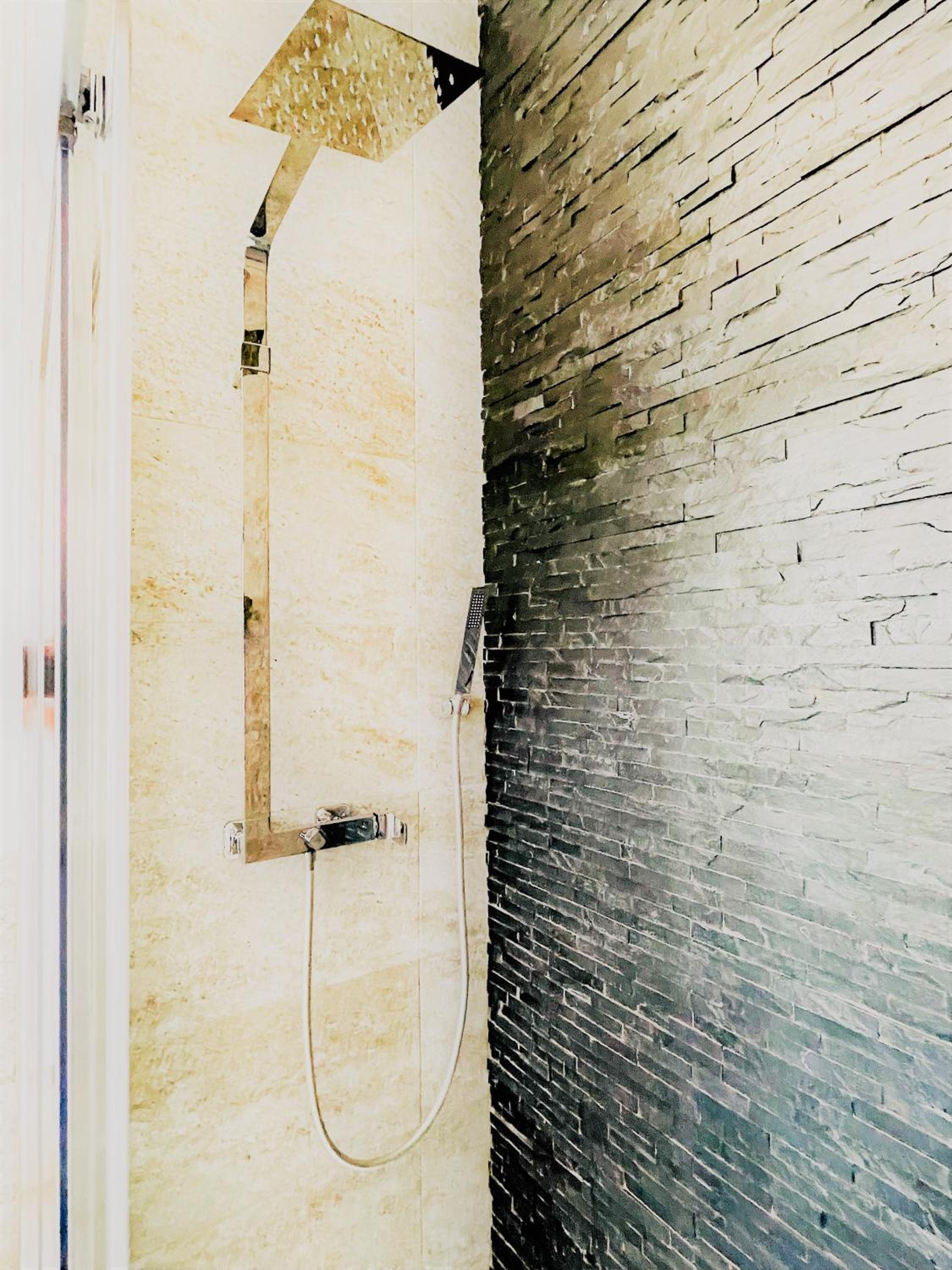 Double Room with Private Bathroom - Photo 10