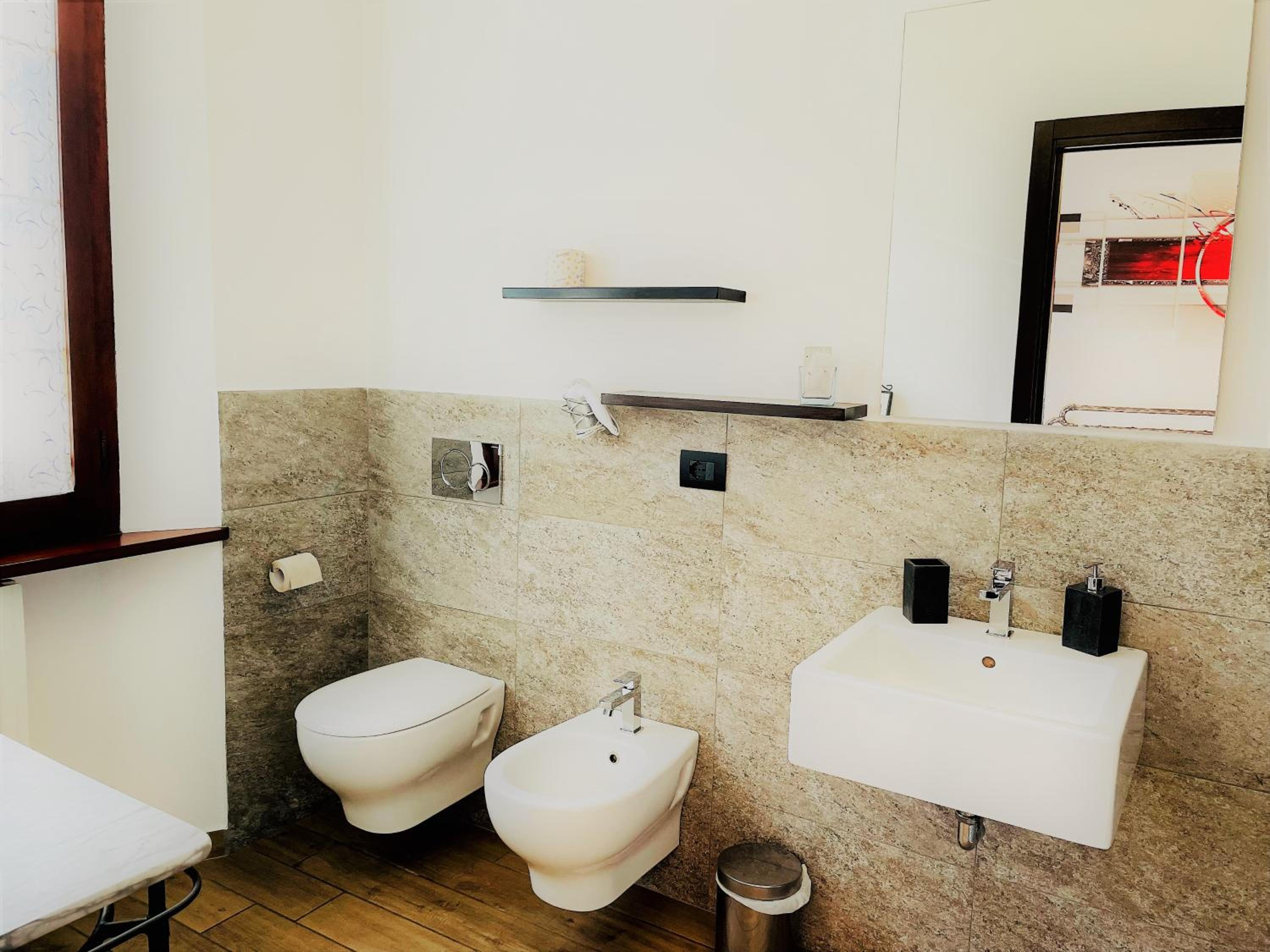 Double Room with Private Bathroom - Photo 9