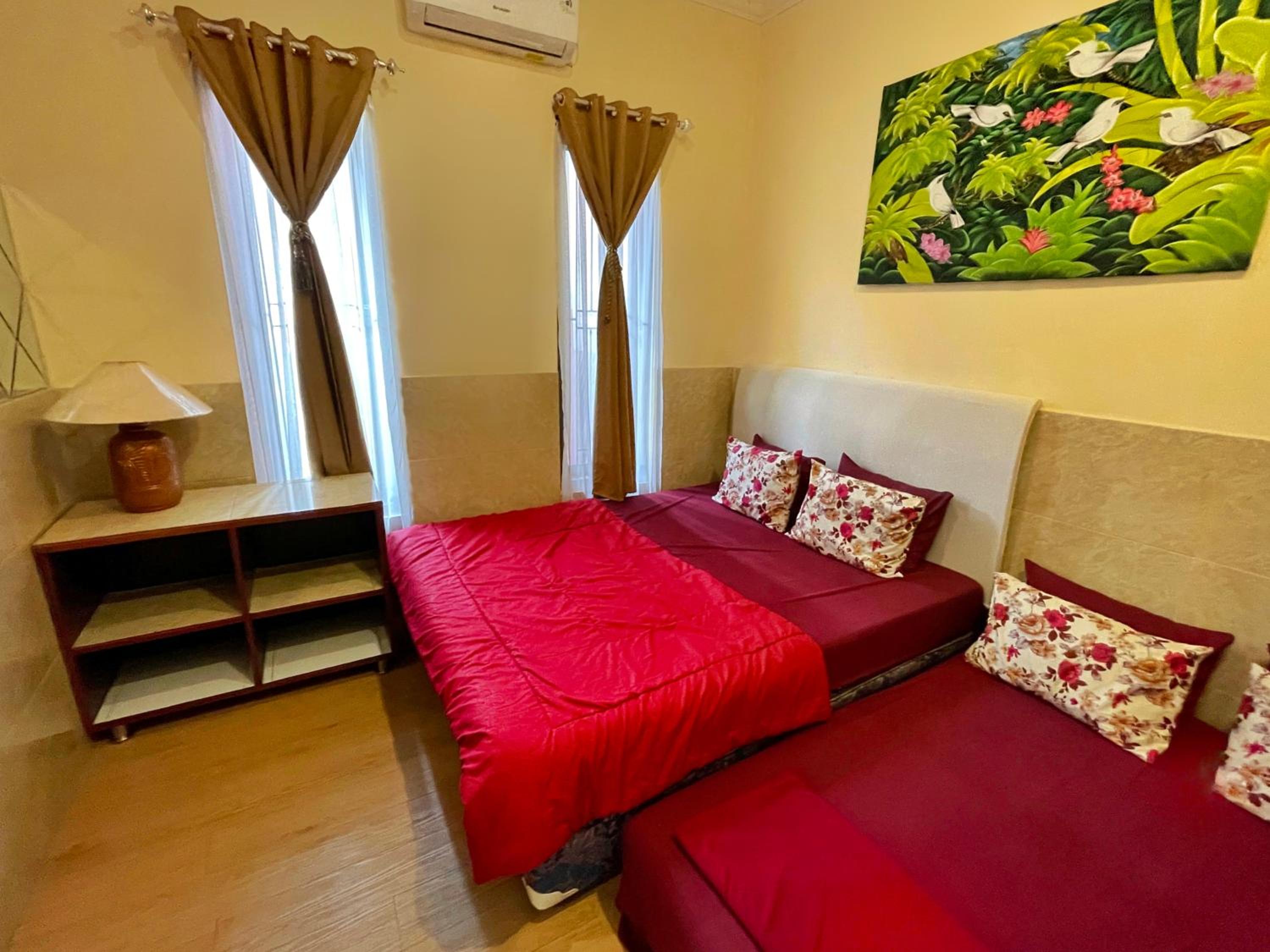 Five-Bedroom House photo 1