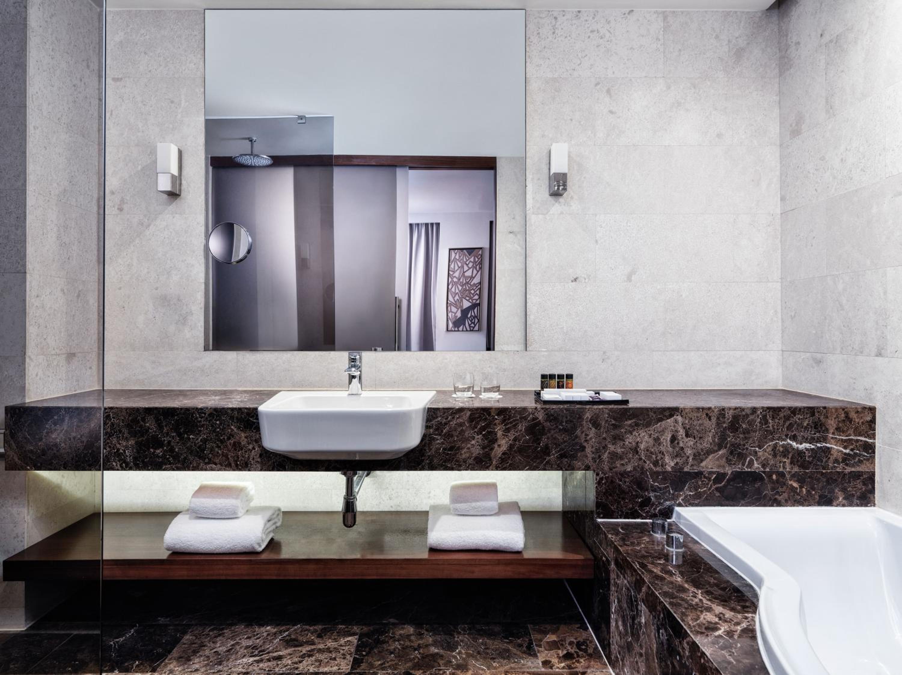 Executive Suite - Photo 2