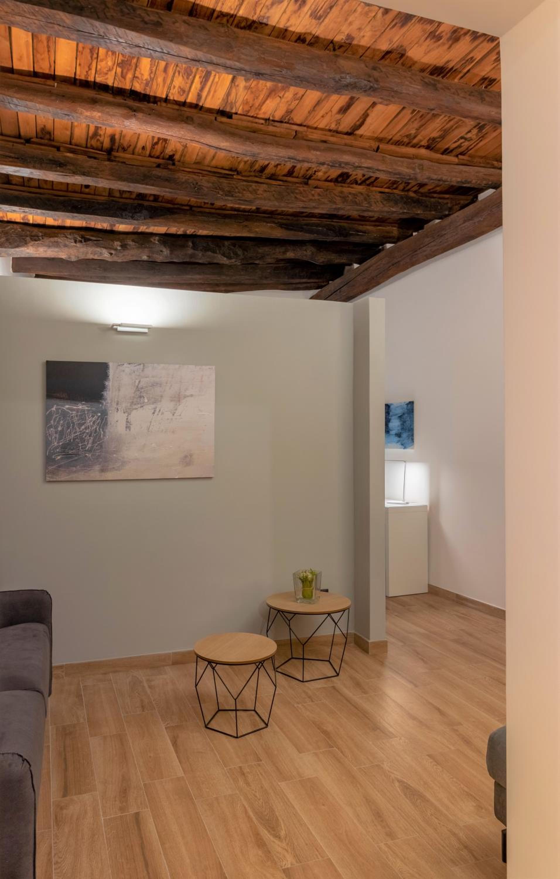 One-Bedroom Apartment photo 1