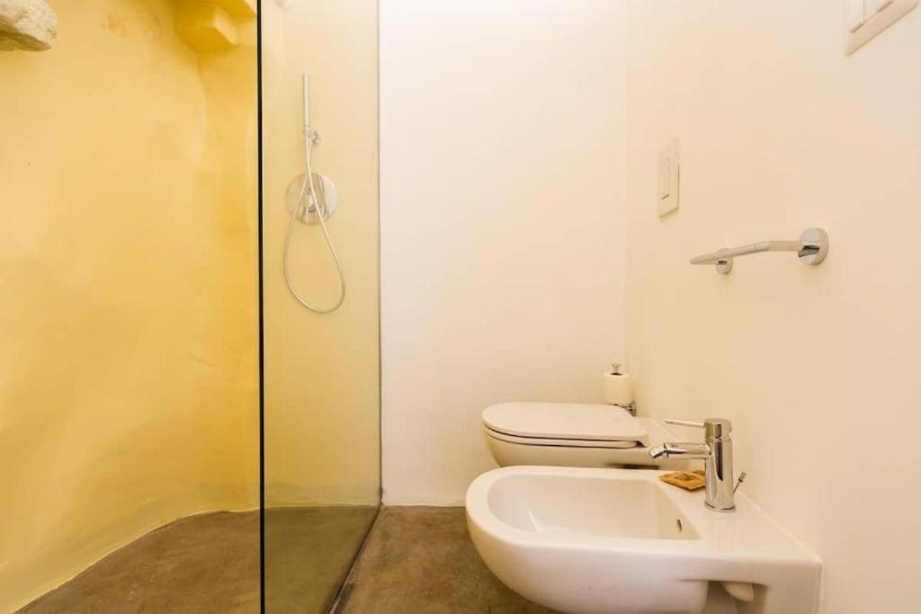 Standard Double Room - Photo 9