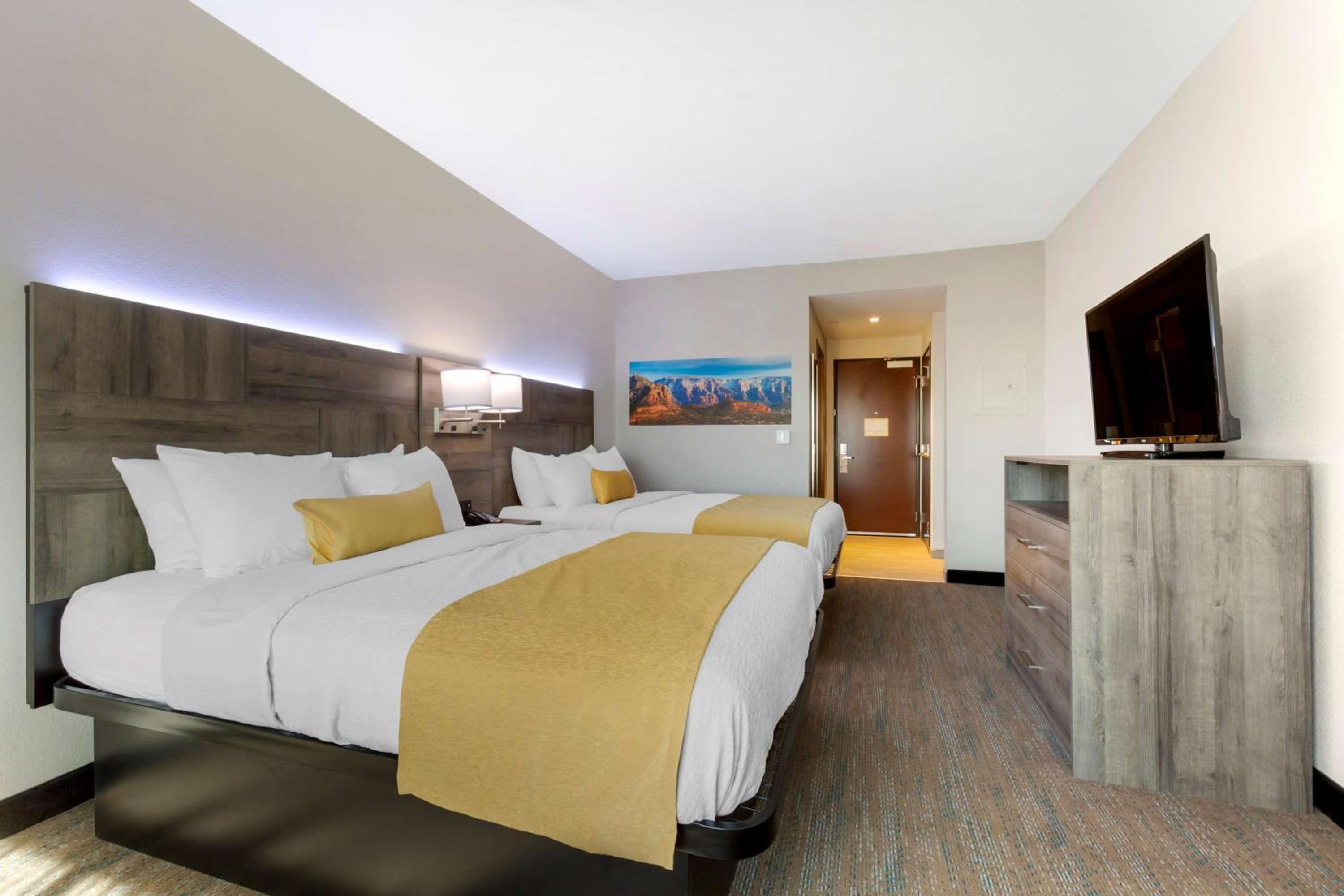 Queen Room with Two Queen Beds - Non-Smoking - Photo 6