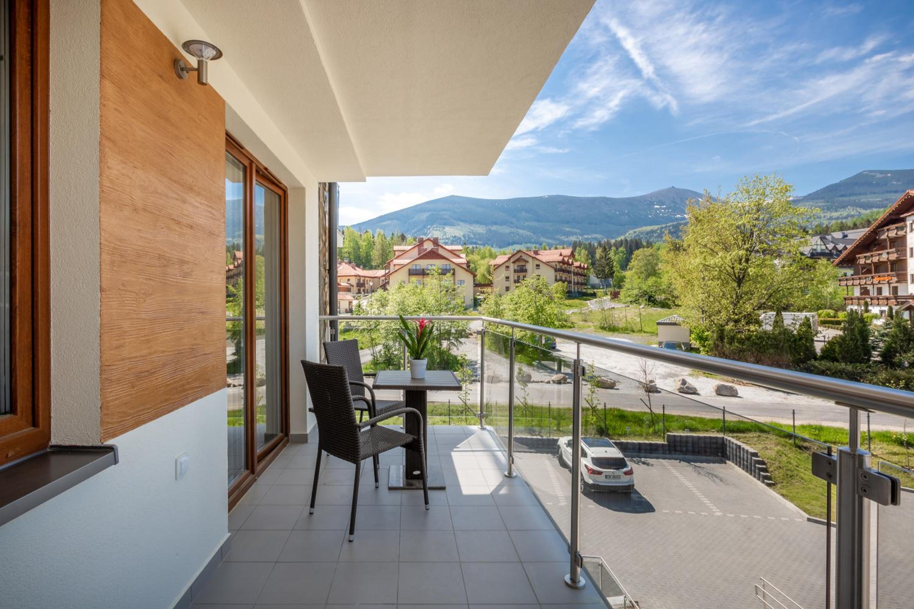 Apartment with Mountain View - Photo 4