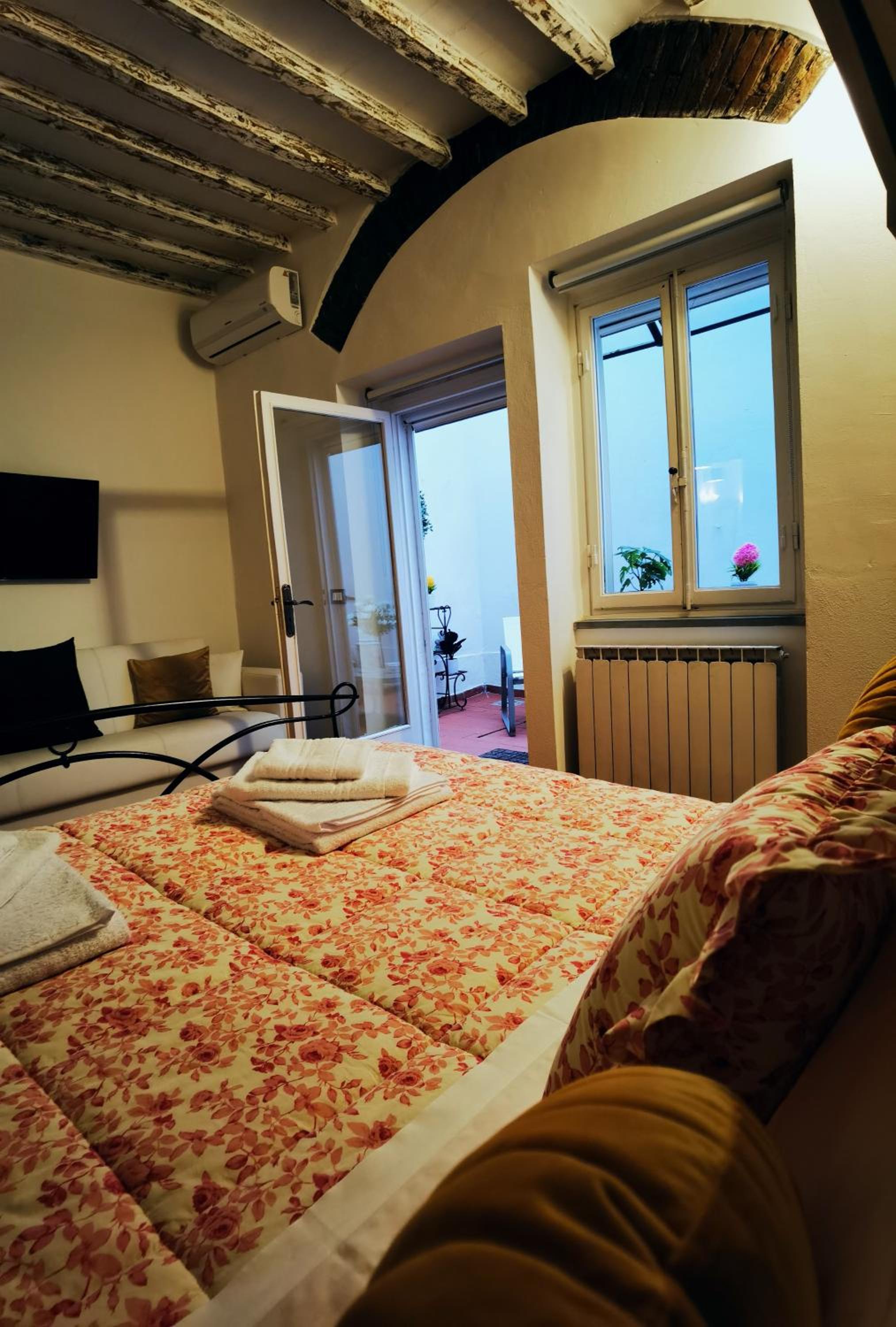 One-Bedroom Apartment photo 1
