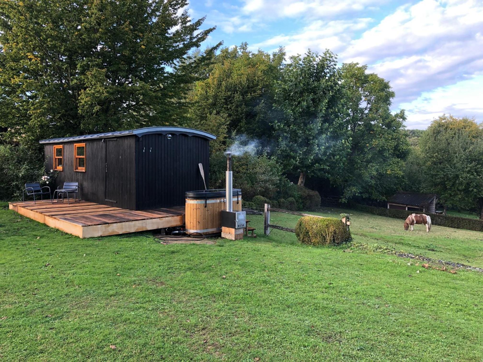 Small House with a Double bed and a Lake view photo 3