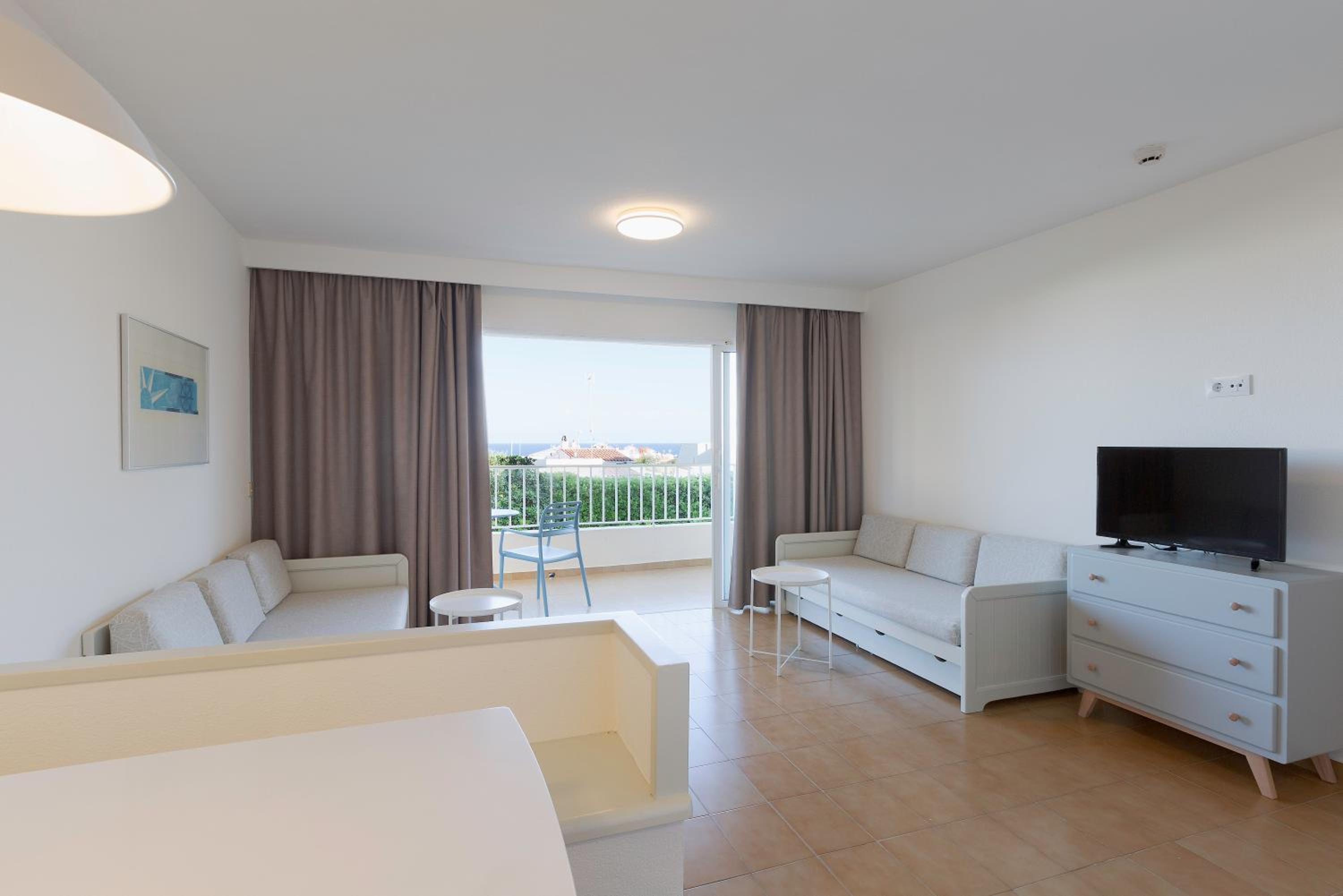 Bungalow with direct pool access